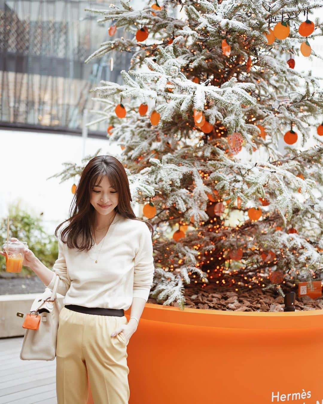 喜田彩子さんのインスタグラム写真 - (喜田彩子Instagram)「﻿ ﻿ あ〜、可愛かったHermès tree🍊﻿  ﻿ やっぱり冬はホワイトニット！﻿ UNIQLOのカシミヤシリーズ大好きで今年も追加購入。﻿ #カシミヤVネックセーター﻿ ﻿ 着心地・肌触りも良く、薄手なのにすこぐ暖かいよ🧡﻿ カラバリも多く、Vとクールネックどちらも持っております♩﻿ ﻿ ﻿ @uniqlo @uniqlo_ginza @uniqlo_with﻿ #ユニクロニット部 #ユニクロニット族 #ニットコーデ #上下ユニクロ部 #セーター #カシミヤ #cashmere #uniqloginza2020FW#PR #Locari #uniqlo #uniqlo_tokyo #uniqloginza #ユニクロ #ユニクロ東京 #ユニクロニット部 #ユニクロ銀座 #ユニクロ新作 #ユニクロコーデ #上下ユニクロ #ユニクロきれいめ部 #ユニクロユー」12月25日 21時04分 - ayacokida