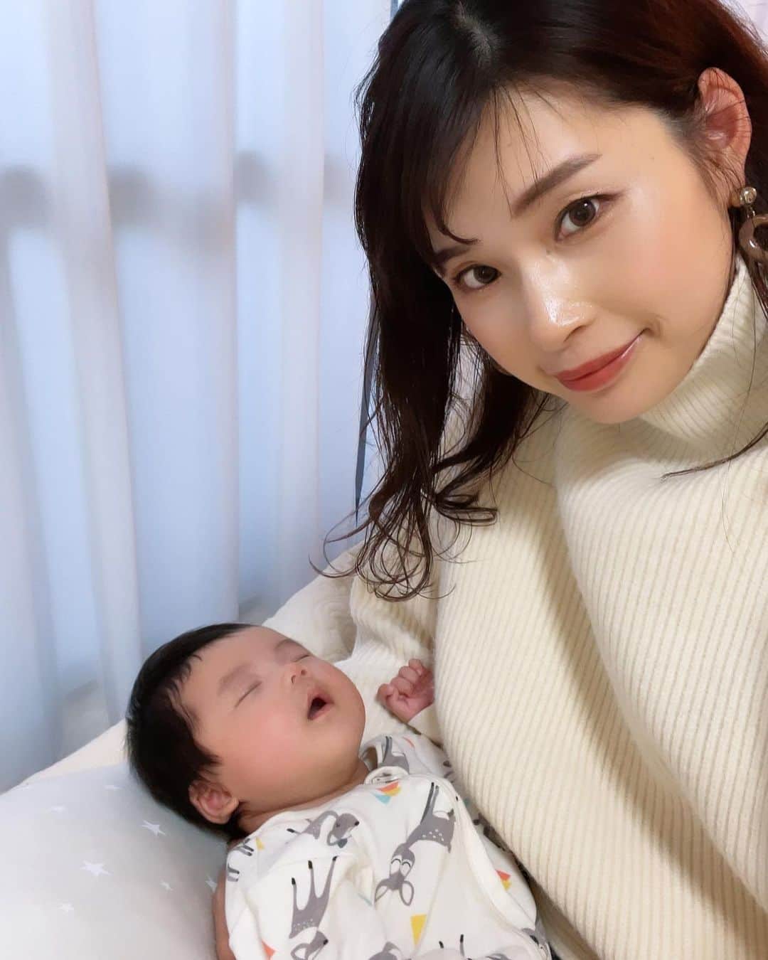 三佐和あやのインスタグラム：「みんな賑やかな中で すやすや眠れるってスゴイ😂✨  #ニューボーンフォト #月齢フォト #月齢ロゼット #スマイル育児 #育児日記 #ママリ #赤ちゃん #ヘビ #ベビフル #ベビー #ベビスタグラム #親バカ部 #親バカ #親バカ部ig_baby #令和2年ベビー」