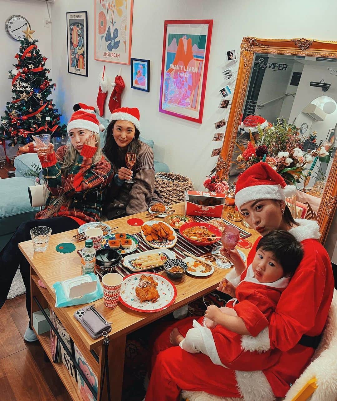小竹麻美のインスタグラム：「𝑴𝒆𝒓𝒓𝒚 𝑪𝒉𝒓𝒊𝒔𝒕𝒎𝒂𝒔❤️ . クリスマスが溢れている @alisaueno 邸にて🎄いーサンタも来てハッピークリスマス🎅🏼🌙❤️」