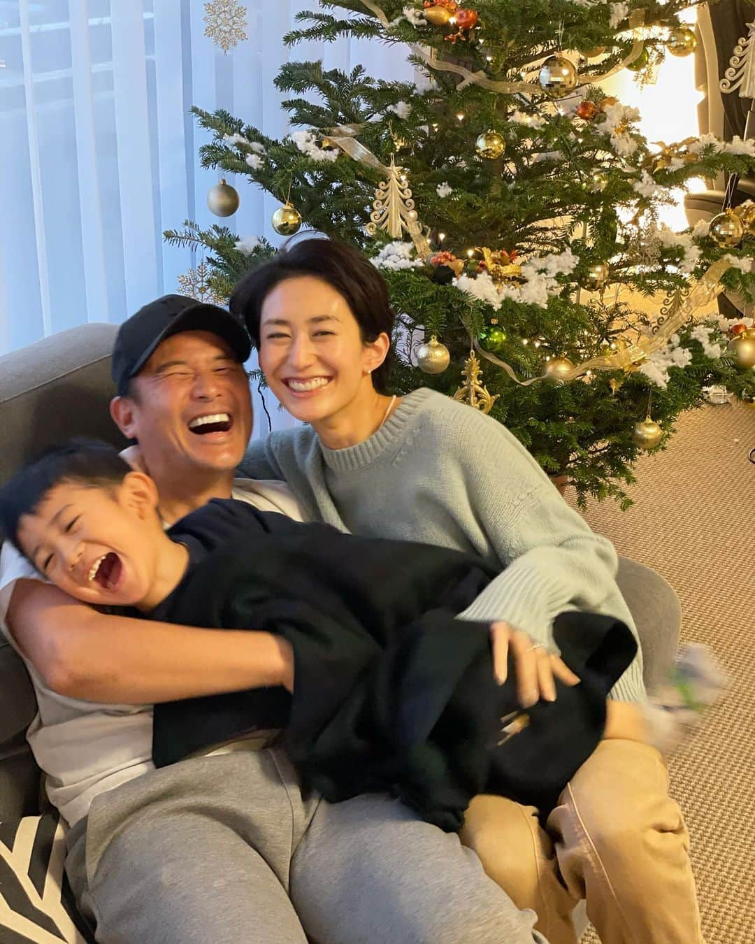 神山まりあさんのインスタグラム写真 - (神山まりあInstagram)「Merry Christmas to everyone 🎄🎄🎄  レゴにまみれ、レゴをつくり、レゴに終わったクリスマスでしたが楽しくクリスマスを過ごしました🥰(半分白目)  来年は安心して出かけられるクリスマスがきますように。サンタはん、頼んだよ🤲  #merrychristmas  #夫は半日二日酔いで寝てました #いまさら復活 #まじ勘弁 #レゴ作れや」12月25日 21時04分 - mariakamiyama