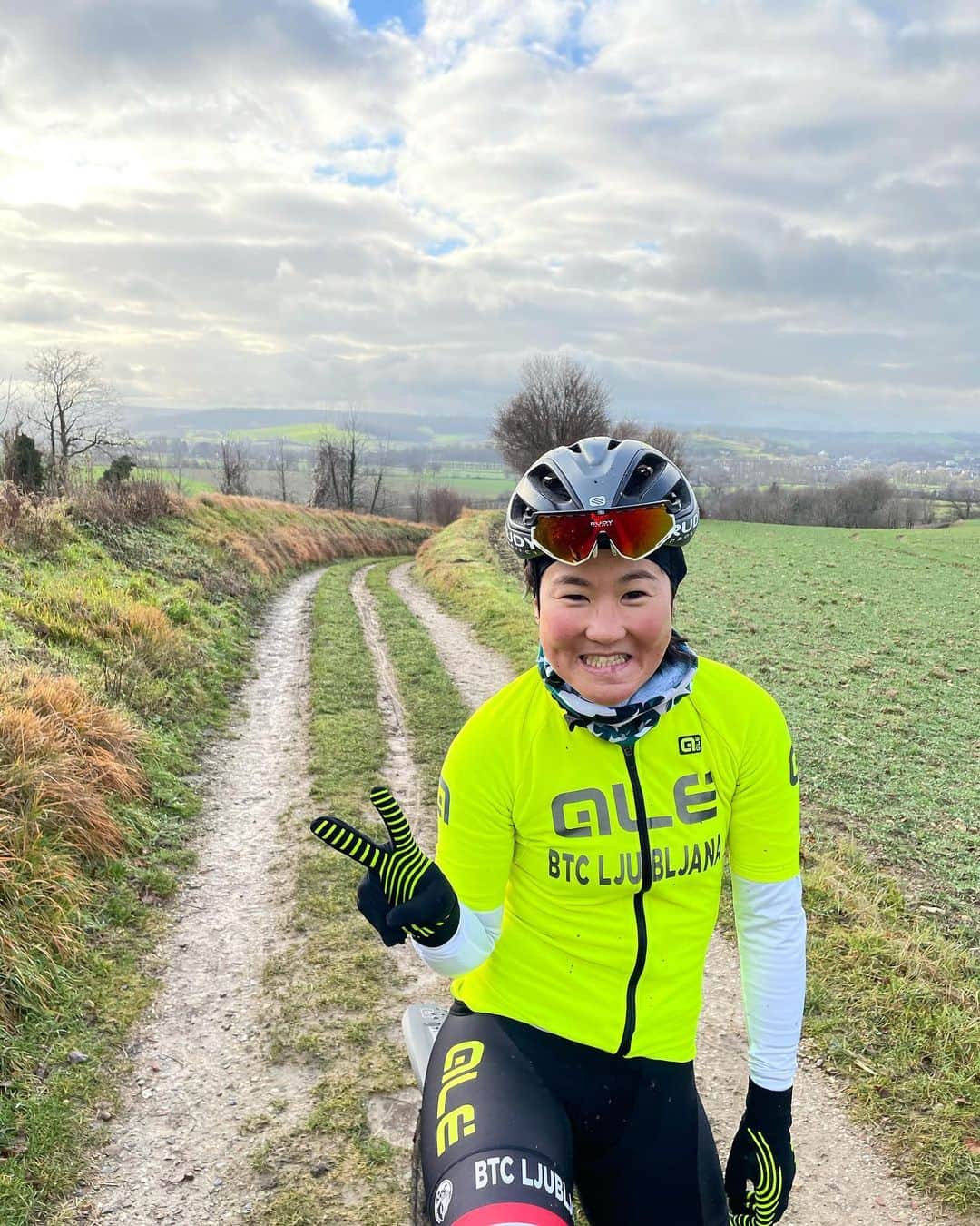 與那嶺恵理のインスタグラム：「Happy Christmas Day🎄just because finally sun is coming ☀️ . . Exploring gravel road around my area 🚲 Riding outside made me this smile 😁✌🏻  . . #今日のエリさん」