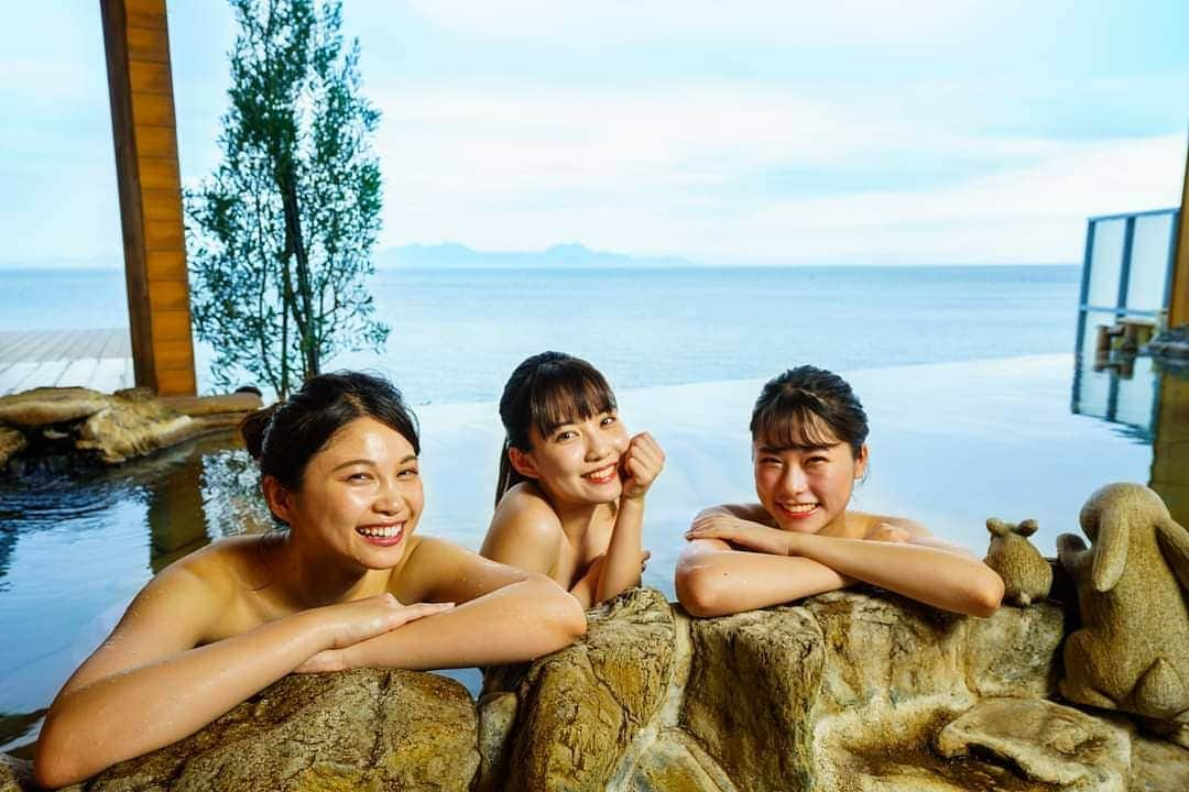 ホテル南風楼さんのインスタグラム写真 - (ホテル南風楼Instagram)「こんにちは(*^^*) 島原温泉ホテル南風楼でございます(^^) ・ ※お知らせ※ 12月30日～1月3日までの期間、 15:00～20:00の間、館内の外来でのご利用を、 お断りさせて頂きます。 ご利用の際は、ご注意くださいませ。 ・ 上記以外の時間は、ご利用頂けます(*^^*) ・ 大浴場に新設されたテラスで、 海を眺めて、ごゆっくりお過ごしください(*´ω｀*) ・ with  @cge_ami.o  @iam__saki___  @uno_voice ・ #九州 #長崎 #島原 #雲仙 #島原温泉 #温泉 #南風楼 #ホテル南風楼 #楽しい #最高 #カップル #女子会 #インスタ映え #家族旅行 #旅行 #日帰り旅行  #onsen #happy #travel #nagasaki  #Instagram  #インスタスポット #日帰り入浴 #リフレッシュ #キレイ #展望テラス #大浴場」12月25日 21時05分 - hotelnampuro