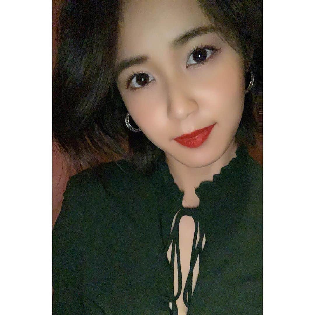 VANRIのインスタグラム：「* Wiz best wishes for Merry Christmas💋 #モスグリーンのトップスと赤リップで #クリスマスカラー #マスクとらないとわからないやーつ #メリクリ」