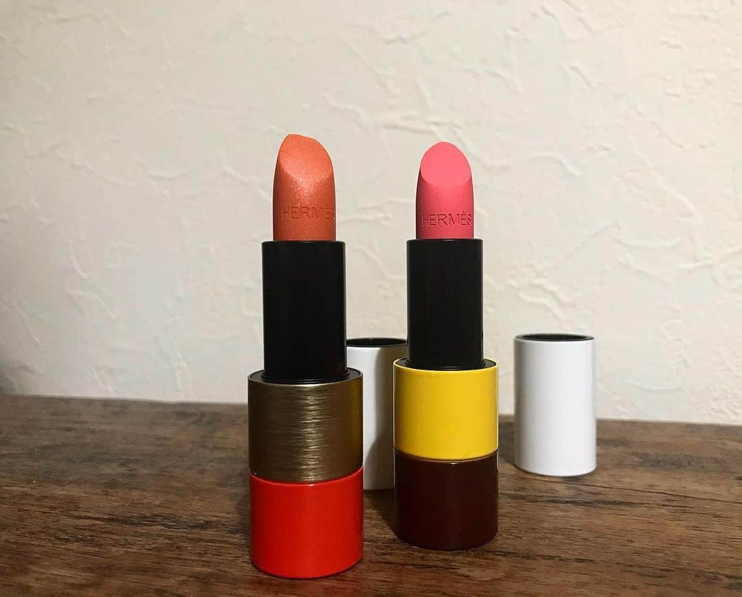 のインスタグラム：「Lipstick situation these days: @hermes is my choice. No cheating. Consistently Hermes. I'm basically a person who likes to try different things, but since I met this lipstick, I don't have that problem at all. LOVE.  ここ最近の口紅事情：エルメス一択。ノー浮気。一途にエルメス。 私、基本的に色々試したい方なんですが、この口紅に出会ってからはそれが一切無くなって。  それって多分、口紅としての発色の良さとかもちのよさは勿論なんだけど、何よりプロダクトその物としての美しさが際立ってるから。  まずこのカラーブロックの妙味といったら！あとフタの締まり方が良い。マグネットでピターっとシューっとスマートに閉まるの！ あとフタのエルメスのゴールドのエンブレム。 ピエールアルディのモダンなデザインとクラシカルなエンブレムのコントラストがもう、控えめに言って最&高。  私、口紅は(バックじゃなく)ポケットに入れる派なんですが、ポケットの中でずーっと開けたり閉めたり繰り返しております。好き。  #hermes #lipstick #pierrehardy  #好きなものの話なら永遠に語れる　＃好きすぎる　#ピエールアルディあんた最高だ！」