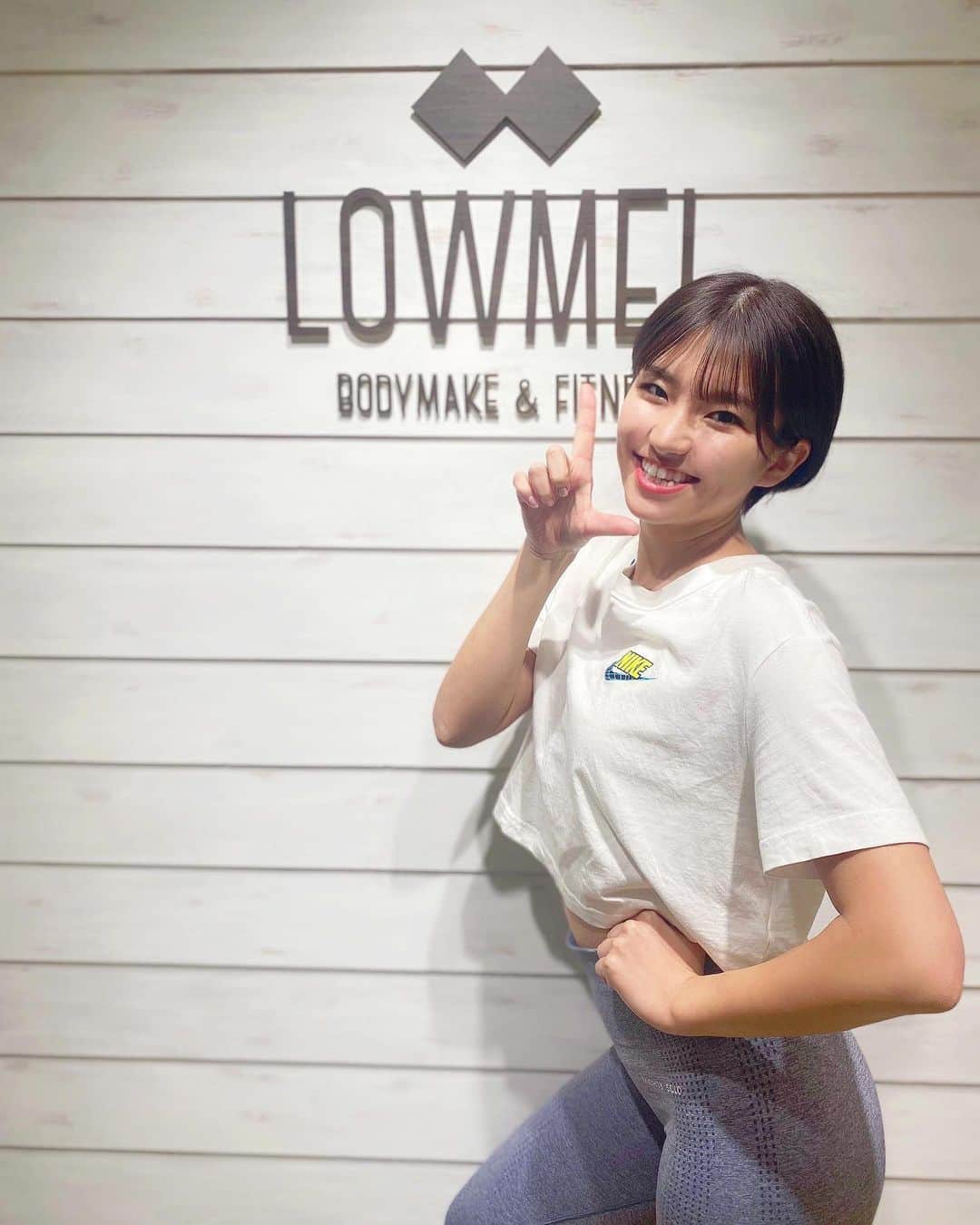 ほなみのインスタグラム：「﻿ いつも応援してくださっている皆さまへ﻿ 嬉しいお知らせがあります♡﻿ ﻿ なんと！！﻿ 東京 外苑前のパーソナルトレーニングスタジオ﻿ @lowmel_bodymake の一員に加わることになりました🎉﻿ 〝パーソナルトレーナーになる！〟という夢を﻿ 叶える第一歩を踏み出せました😆💕﻿ ﻿ “第一歩”というのも、﻿ 今月から春までしっかりと研修を積んで﻿ デビューは4月〜5月ごろを予定しております😊﻿ ﻿ 実はNSCAのトレーナー資格を今年9月に取得し、﻿ 現在は店舗で実技と座学を勉強しているんです✍️﻿ ﻿ 憧れだった @noriko3.25 さん @emiyanagimoto さん @midukinniku_seitai さん @misaki_lowmel さん♡ とっても素敵な方々から学べて、﻿ 一緒にお仕事ができるなんて幸せで﻿ 胸がいっぱいです💕﻿ ﻿ 私自身、前職は保育士として５年間働きながら﻿ トレーニングに励んできました。﻿ 最初は趣味で始めた事ですが、﻿ 取り組んでいくうちに心が穏やかになり﻿ 身体が変わっていくにつれて自分に自信がつき﻿ 本当に人生が豊かになりました♡﻿ ﻿ LOWMELが大切にしている﻿ 『身体を創る。未来を創る。』を﻿ まさに自分の身体で感じています。﻿ ﻿ 誰かと比べるのではなく﻿ みなさん一人一人が毎日笑顔で﻿ 生き生きと過ごしてほしいと心から思います☺︎﻿ ﻿ 私は自分を変えてくれた運動を通し﻿ 身体を創り、未来を創ること。﻿ みなさんにパワーを与えることが目標です💕﻿ ﻿ また保育士の経験を生かして、﻿ いつも子育てを頑張っているママの﻿ 身体のケアや﻿ 大切なお子様の成長時期に関わることも﻿ していきたいと思っています😊‼️﻿ ﻿ 1日も早く皆さんの人生を豊かにする﻿ お手伝いができるように、﻿ 勉強と研修をしっかり頑張ります♡﻿ ﻿ 長くなりましたが…﻿ これからも私らしく笑顔で頑張っていきますので﻿ よろしくお願いします💕﻿ そして皆さん一緒に幸せになりましょう😆」