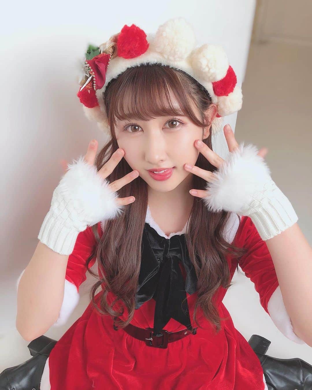 山本杏奈のインスタグラム：「🎅🏻🎄❄️ 毎年サンタさん着させて頂けてうれしいいいい！！！ あと数時間のクリスマスだよー！ みんな楽しんでねっ❤️  #イコラブ」