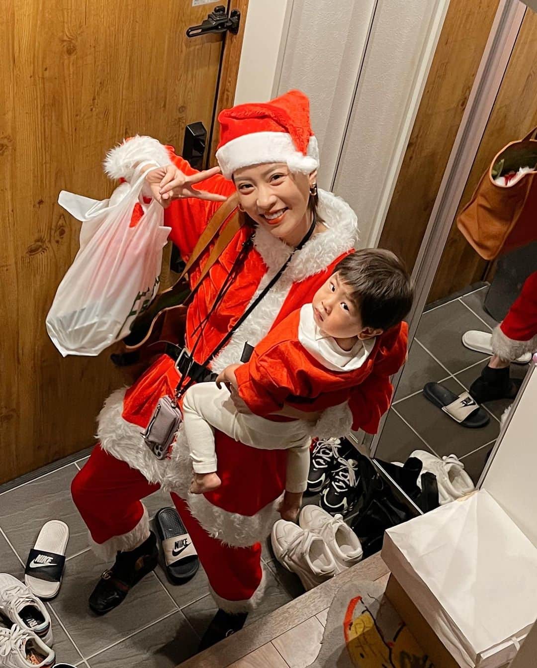 植野有砂さんのインスタグラム写真 - (植野有砂Instagram)「Merry Christmas 🎄❤️昨日のイブは @sunwei1013 @asamikotake とプチクリパ❤️みんなも素敵なクリスマスを過ごせたかな？✨今日はフリマ！クリスマスという大切な日にお越しくださった皆さん、ありがとうございました💗久々のフリマでみんなに会えて嬉しかった🥺🙏🏻✨またすぐ会いましょう🥰」12月25日 21時07分 - alisaueno