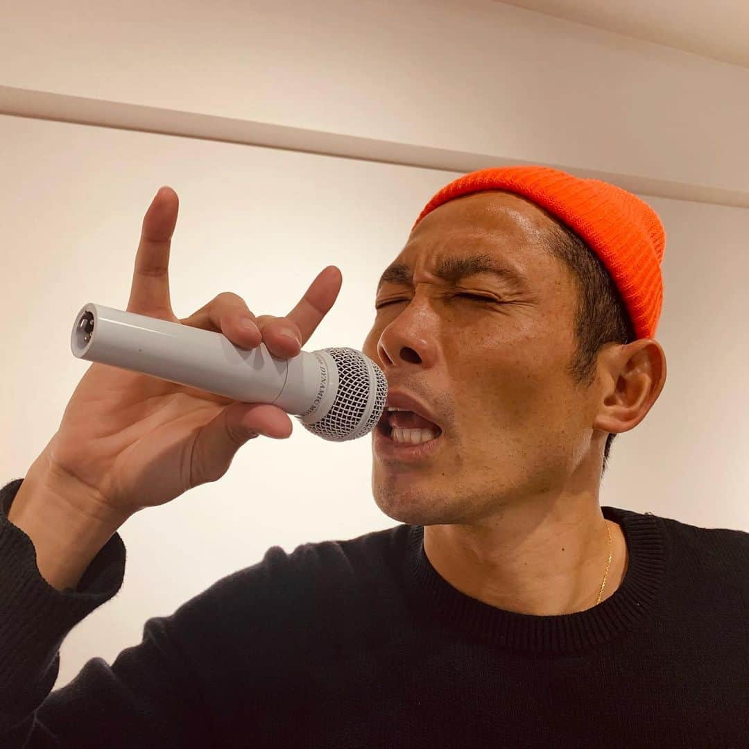 森脇良太さんのインスタグラム写真 - (森脇良太Instagram)「歌番組🎙🥳  TVで歌番組が増えると年末だーって感じ😆 あくまで森脇の感じ方ですからね！笑 みなさんもそんな感じする？ しないか🤣笑  #メリークリスマス　#MerryXmas  #歌番組　#マイク  #子供おもちゃマイク  #年末」12月25日 21時08分 - moriwaki46_official