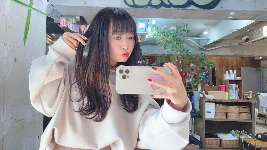 日向結衣のインスタグラム：「. 2020年最後のヘアカラー♡ 可愛くしてもらった💜 今回は竹内さん @shiny629 におまかせで染めてもらった😋 紫大好きだから幸せです💭 .  #ヘアカラー  #ピンクパープル #パープルカラー #パープル #派手髪 #ロングヘアー  #可愛すぎ #私服 #おしゃれさんと繋がりたい #お洒落さんと繋がりたい」