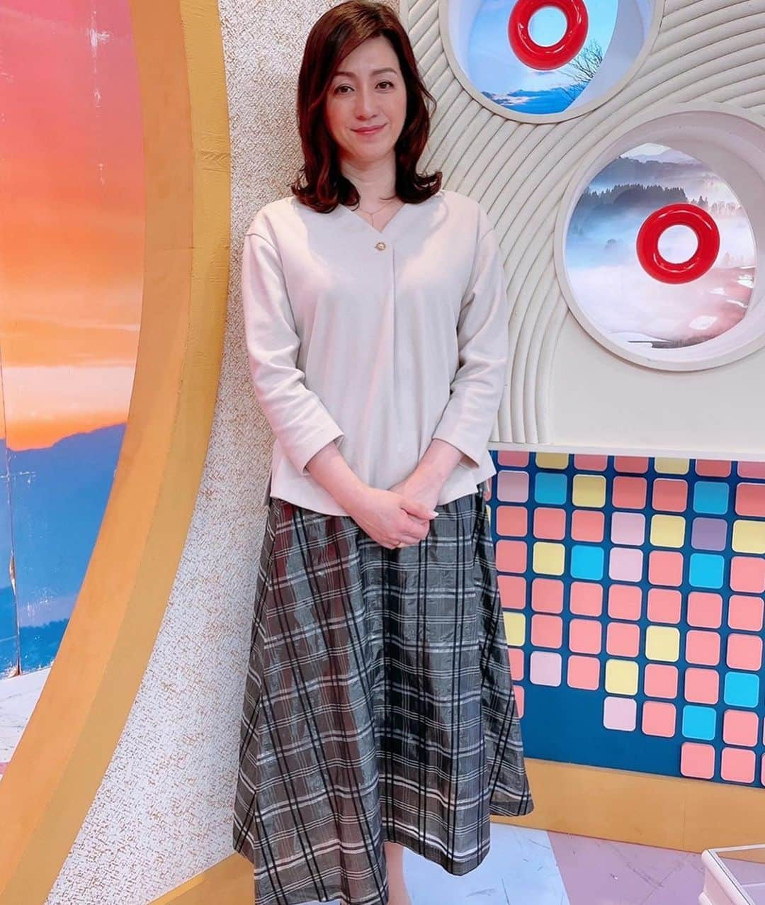 野々村友紀子さんのインスタグラム写真 - (野々村友紀子Instagram)「昨日は【チャント！】 年内最後の生放送でした！  2020年は、、 CBCの キュートで天然でおもしろくて 性格良くてママ目線で話せて しっかり仕事ができる 最強アナ夏目さんと二人で 視聴者の皆さんにプレゼントするものを、私たちの経験とセンスで 予算内で詰め合わせる！という 【チャント詰め合わせました】のコーナーが生まれ、おかげさまで絶好調でした😆 年内最後の放送ではなんと！ 予算10万円分の家電を詰め合わせられるまでに！！ 誰かに当たったんですよねー🎁 羨ましい！  最新のホットプレートに加湿器に布団乾燥機にルンバも入れましたよ！ぜひ活用してくださいね。 そして来年はよりたくさんの方に見てもらって当てていただけるようにがんばります🌈  最近の衣装をまとめてご紹介⭐️ 【チャント！】【ゴゴスマ 】【まるっと！サタデー】【バイキング】 全て @loungedress  です！ 今年も着まくらせていただきました！ ありがとうございます♪  明日の【サタデープラス】も ラウンジドレスの衣装の予定👗 明日はスペシャルですよー 楽しみー😆✨」12月25日 21時17分 - nonomura_yukiko