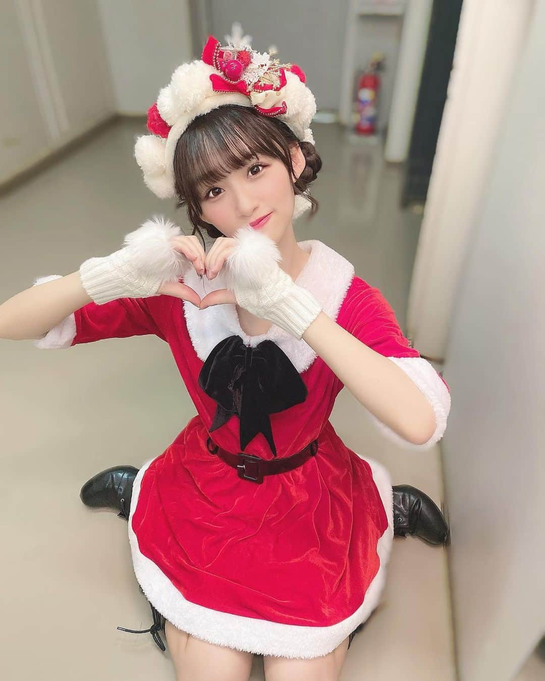 音嶋莉沙さんのインスタグラム写真 - (音嶋莉沙Instagram)「メリークリスマス🎄🎅🏻﻿ ﻿ みなさんは、どんなクリスマスを過ごしましたか…？？﻿ ﻿ 私の所に、サンタさん来てくれたよ🎅🏻﻿ お菓子とねコスメをくれたの💄💋﻿ 嬉しい😊😊優しいサンタさん♡♡﻿  ﻿ ﻿ ﻿ ﻿ #メリークリスマス」12月25日 21時18分 - otoshima_risa