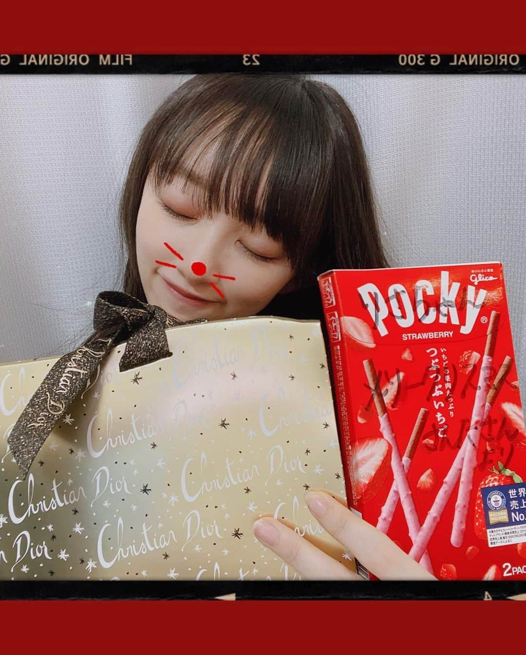 音嶋莉沙さんのインスタグラム写真 - (音嶋莉沙Instagram)「メリークリスマス🎄🎅🏻﻿ ﻿ みなさんは、どんなクリスマスを過ごしましたか…？？﻿ ﻿ 私の所に、サンタさん来てくれたよ🎅🏻﻿ お菓子とねコスメをくれたの💄💋﻿ 嬉しい😊😊優しいサンタさん♡♡﻿  ﻿ ﻿ ﻿ ﻿ #メリークリスマス」12月25日 21時18分 - otoshima_risa