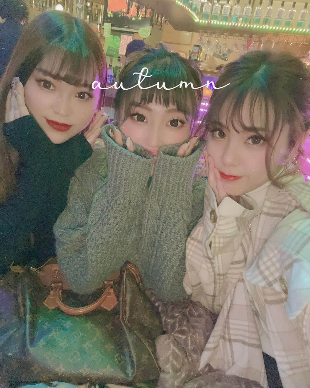のインスタグラム：「. この前の早めのクリスマス会&忘年会🥺笑 また来年もよろしくな❤️💚 . .  #osaka#fashion#smile#make#大阪#関西#AAA#いいね#美容#前髪#イヤリングカラー#メリークリスマス#クリスマス#セクラバ」
