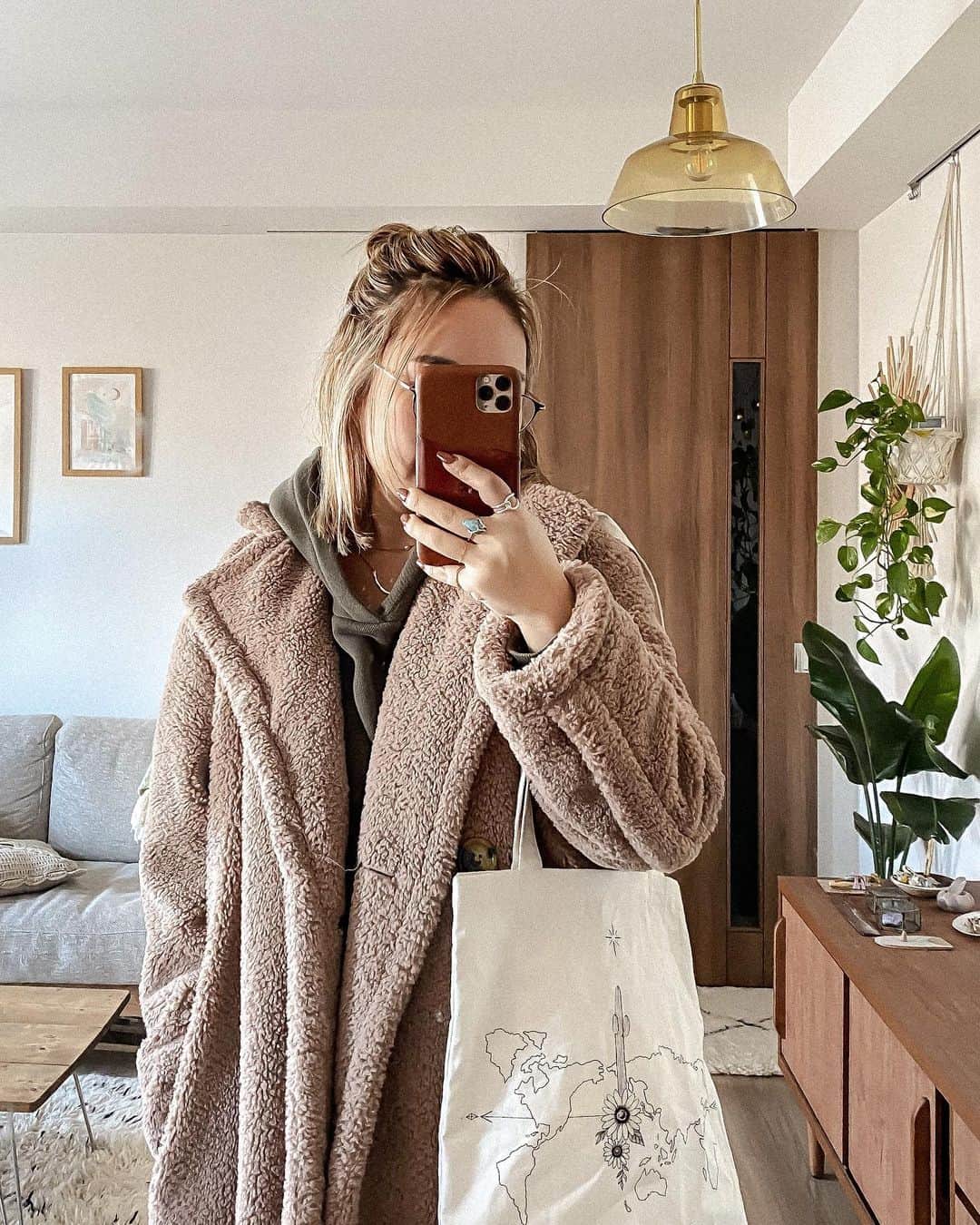 Manamiのインスタグラム：「Merry Christmas🤳🏼🎄 写真は全然関係ない🙃  久しぶりに髪切った💇🏼‍♀️💕 がっつりハイライトが綺麗すぎて ハーフアップにしたくなる〜👱🏼‍♀️💓  hair @sattyyyyy  ring @oceanbabe.official @islen_official   エコバッグはRoomieちゃん限定で作ったの🌼 #roomiesbag #マナシカの家」