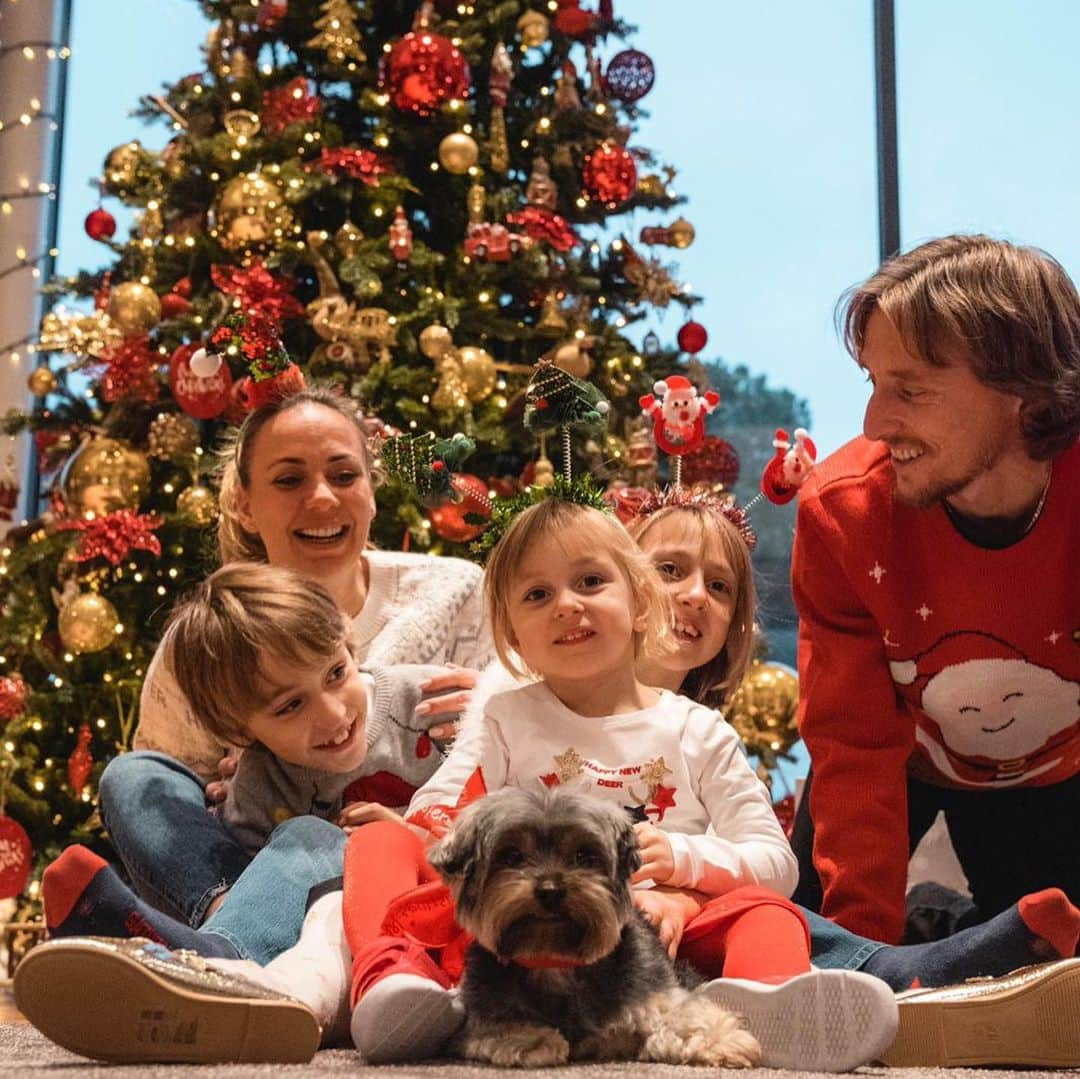 ルカ・モドリッチさんのインスタグラム写真 - (ルカ・モドリッチInstagram)「Merry Christmas! 🎄🎅🏻❤️🙏🏻」12月25日 21時11分 - lukamodric10