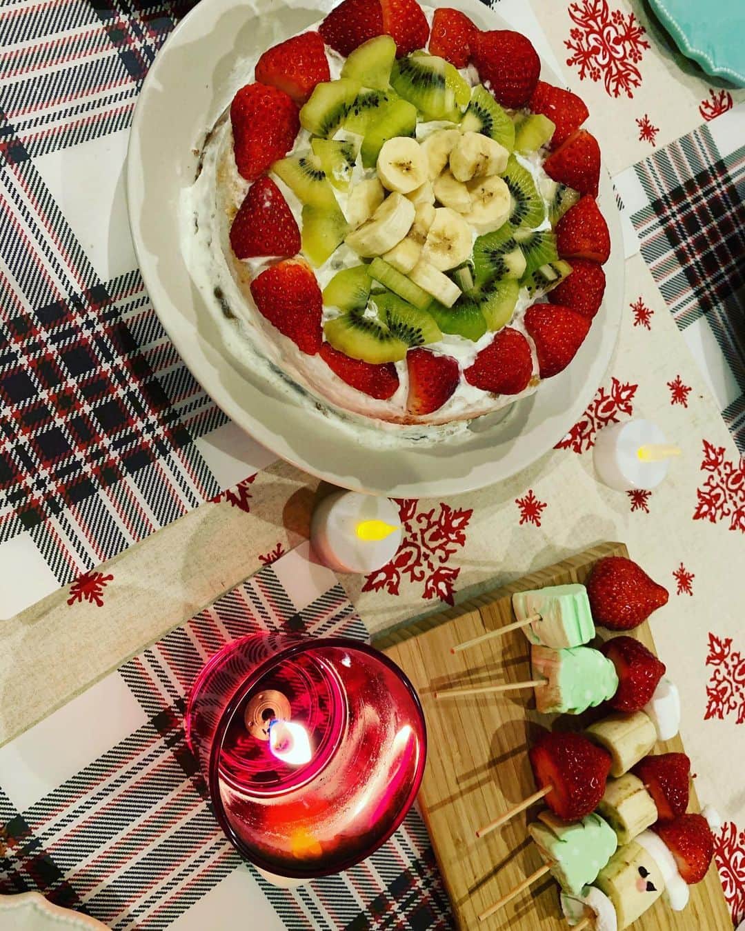 山根良顕さんのインスタグラム写真 - (山根良顕Instagram)「ママと娘が作ってくれたクリスマスケーキ！  素晴らしい❤️ メリークリスマス！ どこの高級ケーキより美味しいよ！ #homemade #cake #christmas」12月25日 21時13分 - ungirls_yamane