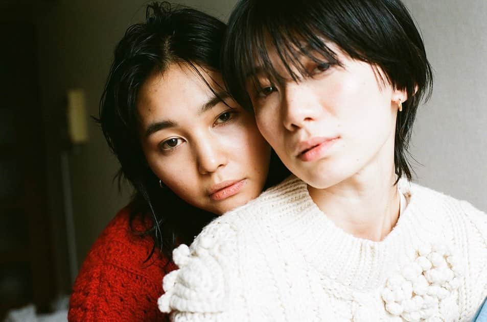 平山奈美のインスタグラム：「merry Christmas❤️🤍  w @niki_kudo  p @hiokikazuki   #クリスマス #ツインズ #黒髪 #ショートヘア #ウルフ #ショートウルフ #ベリショ #地毛カラー #ママヘア #男の子ママ #赤ちゃんのいる生活 #熊本人 #熊本」
