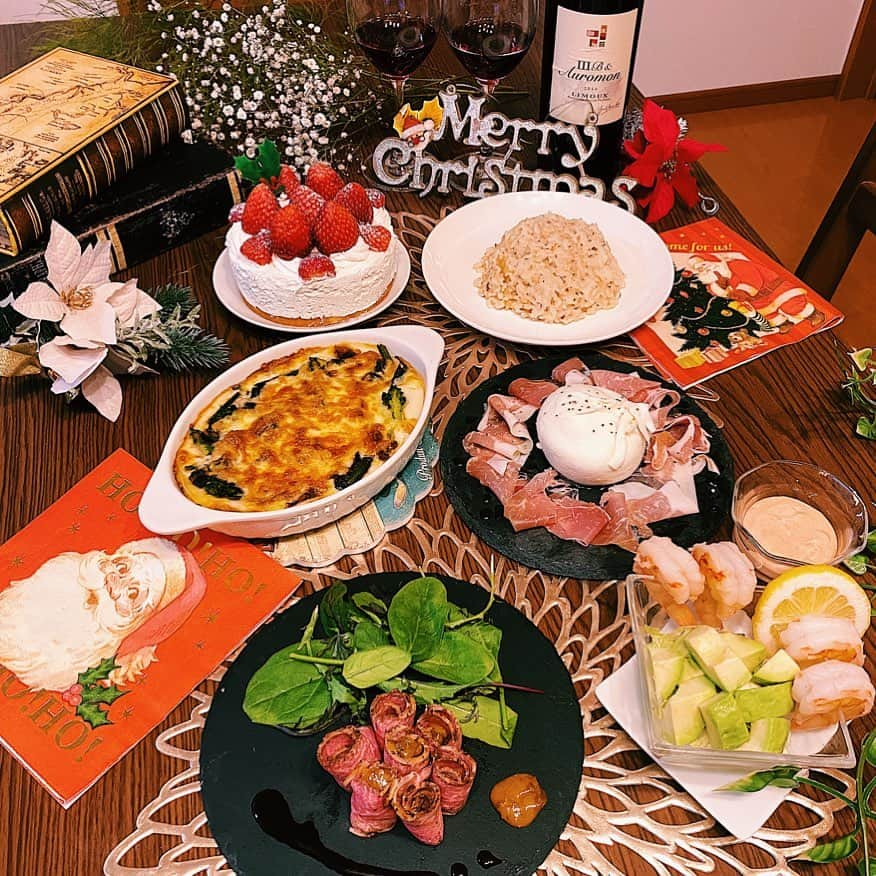 麻倉みなのインスタグラム：「X'mas dinner🎄 #クリスマスディナー#クリスマスディナー手作り  #ローストビーフ#プロシュート#ラザニア#トリュフリゾット#カクテルサラダ#ショートケーキ」