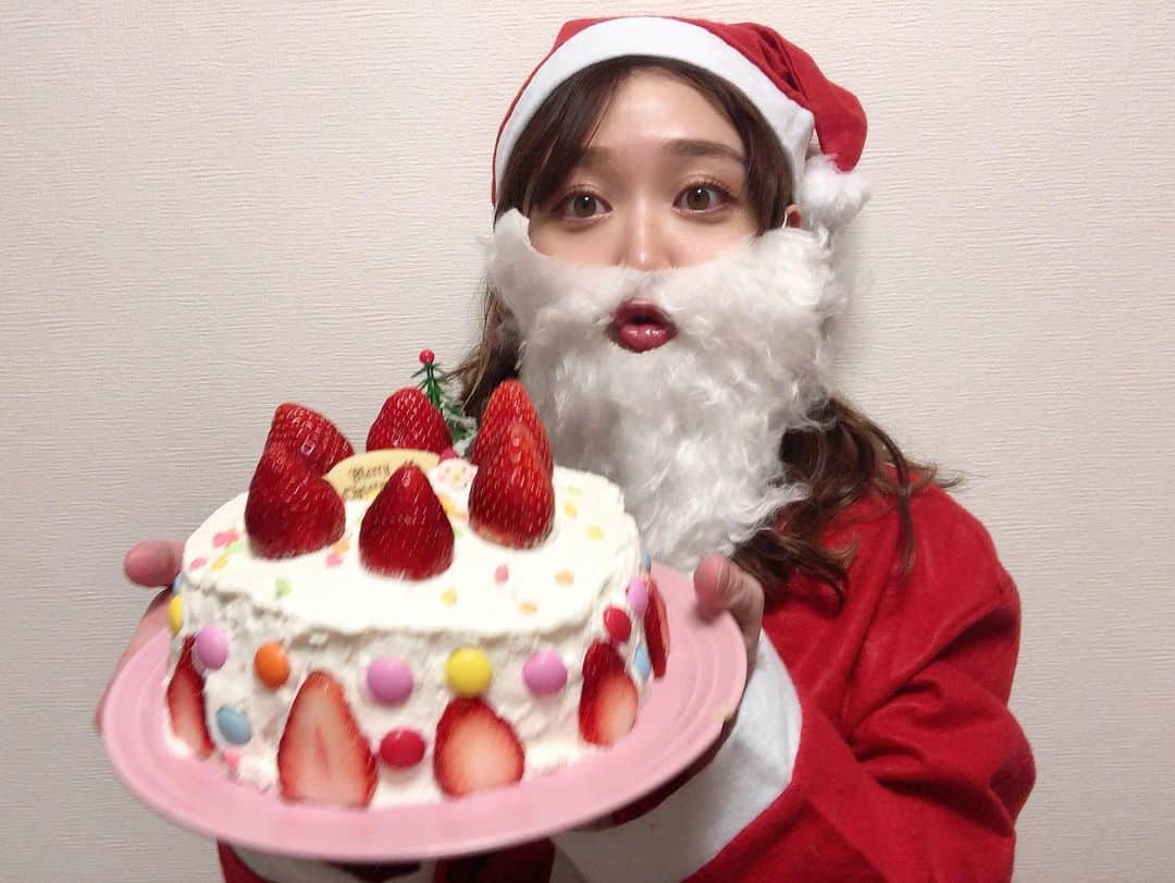 小澤しぇいんのインスタグラム：「ほっほっほ〜メリークリスマス🎄🎁  ケーキを作ったりおうちでご飯を作ってサンタさんになりました🎅🏻💗  #クリスマス#メリークリスマス#サンタコス#手作りケーキ#手作りクリスマスケーキ」