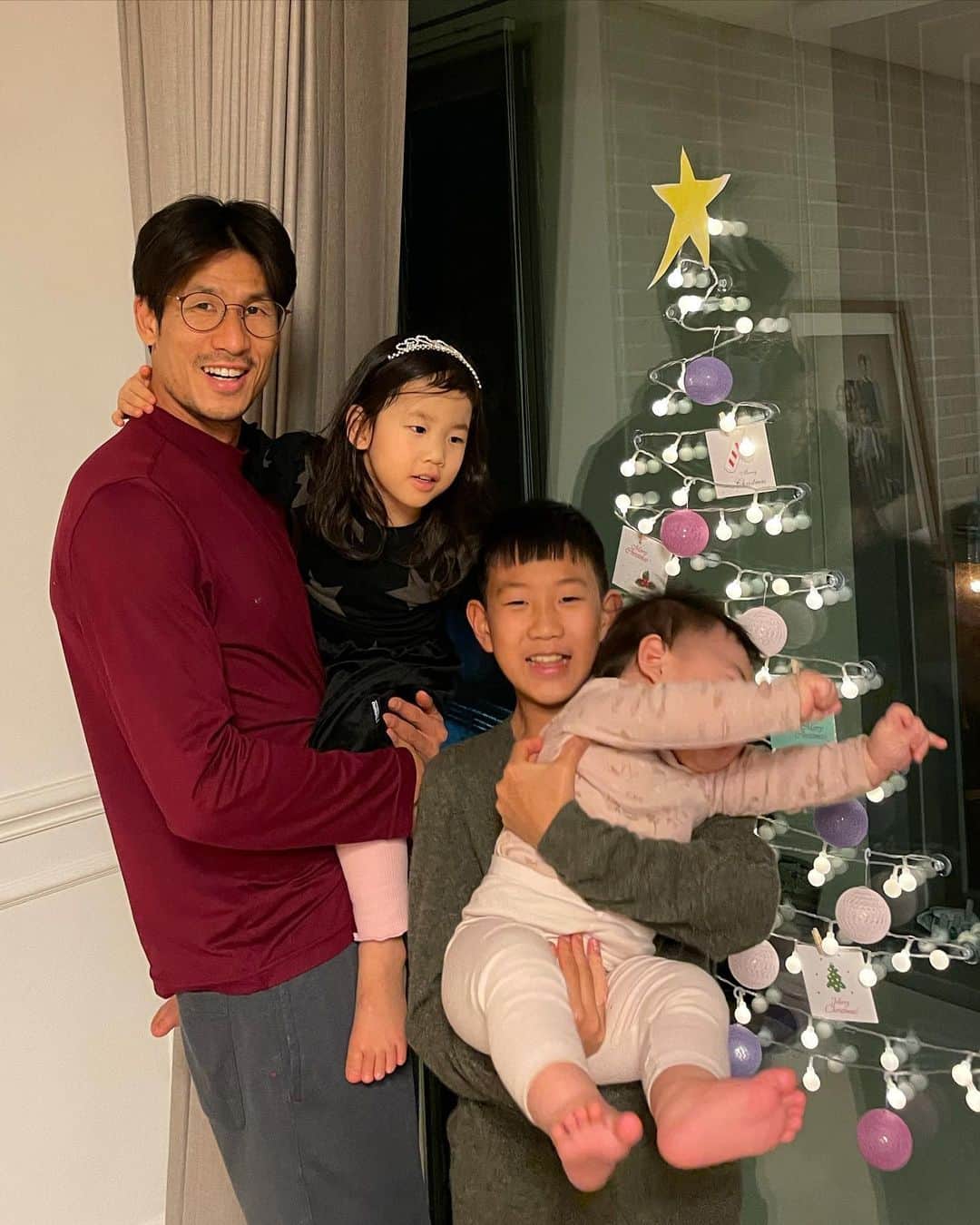 キム・ソンウンさんのインスタグラム写真 - (キム・ソンウンInstagram)「단체샷 찍으려고 했으나... 5명에서..4명으로.. 결국 3명으로 마무리 🤣🤣🤣 다섯명 다 잘 나온 사진은 무리데쓰!! #하하하남매⚽️」12月25日 21時16分 - ssung916