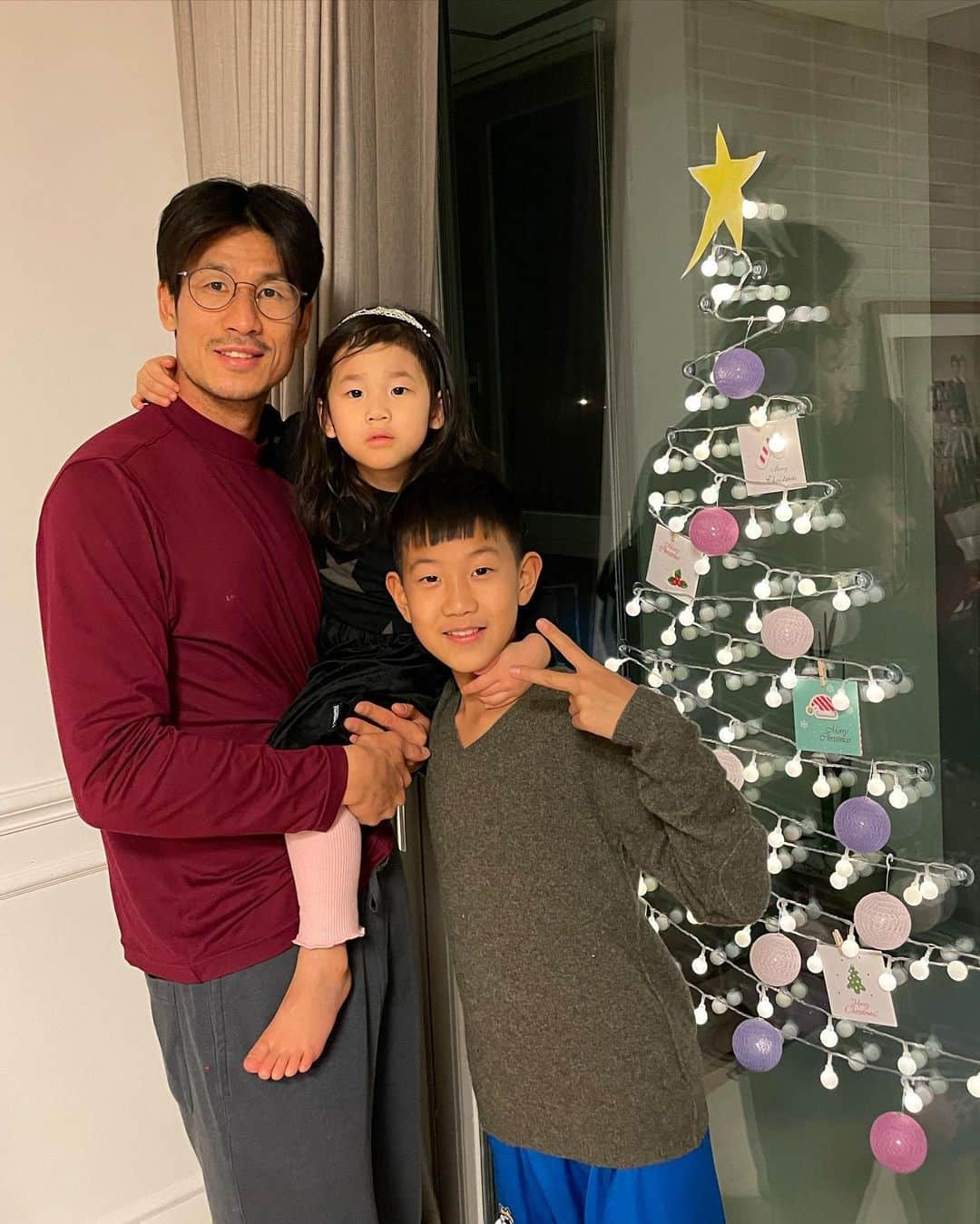 キム・ソンウンさんのインスタグラム写真 - (キム・ソンウンInstagram)「단체샷 찍으려고 했으나... 5명에서..4명으로.. 결국 3명으로 마무리 🤣🤣🤣 다섯명 다 잘 나온 사진은 무리데쓰!! #하하하남매⚽️」12月25日 21時16分 - ssung916