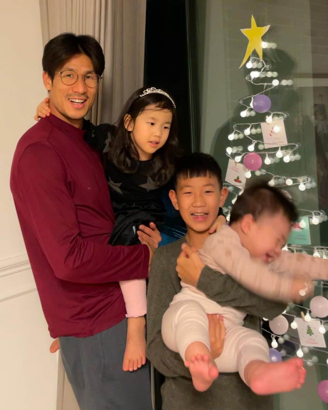 キム・ソンウンさんのインスタグラム写真 - (キム・ソンウンInstagram)「단체샷 찍으려고 했으나... 5명에서..4명으로.. 결국 3명으로 마무리 🤣🤣🤣 다섯명 다 잘 나온 사진은 무리데쓰!! #하하하남매⚽️」12月25日 21時16分 - ssung916
