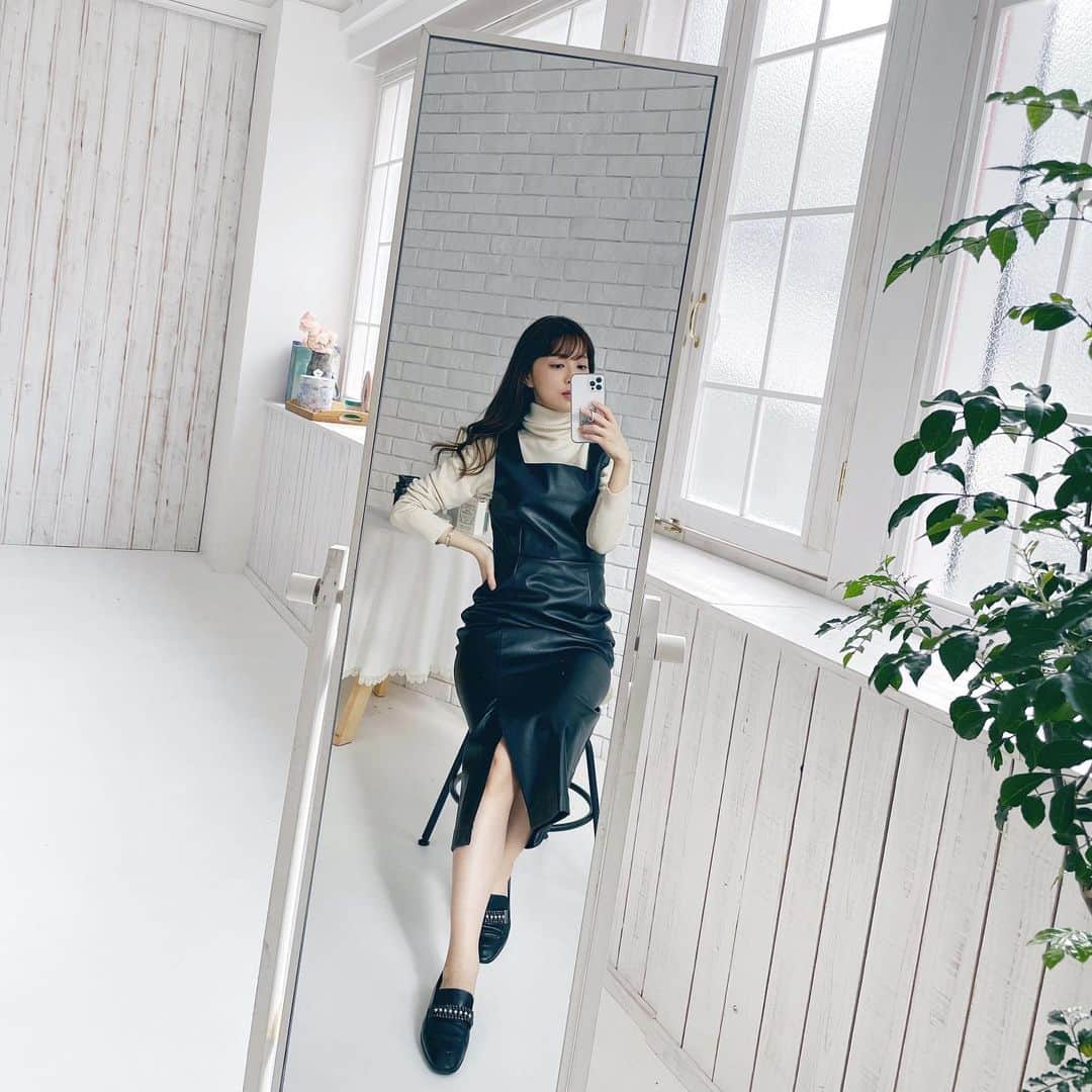 のインスタグラム：「お気に入りレザーワンピース👗 @aboveall_femyrady   スリットが女性らしく抜け感を出してくれる✨」