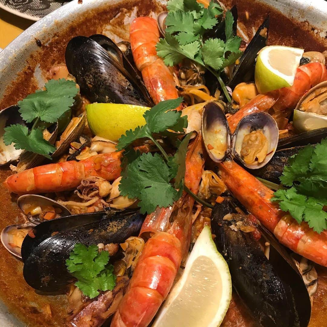 野波麻帆さんのインスタグラム写真 - (野波麻帆Instagram)「. Merry Christmas ！！ おうちで温かいクリスマス。 seafood  paella。🥘 #christmasdinner」12月25日 21時25分 - mahononami