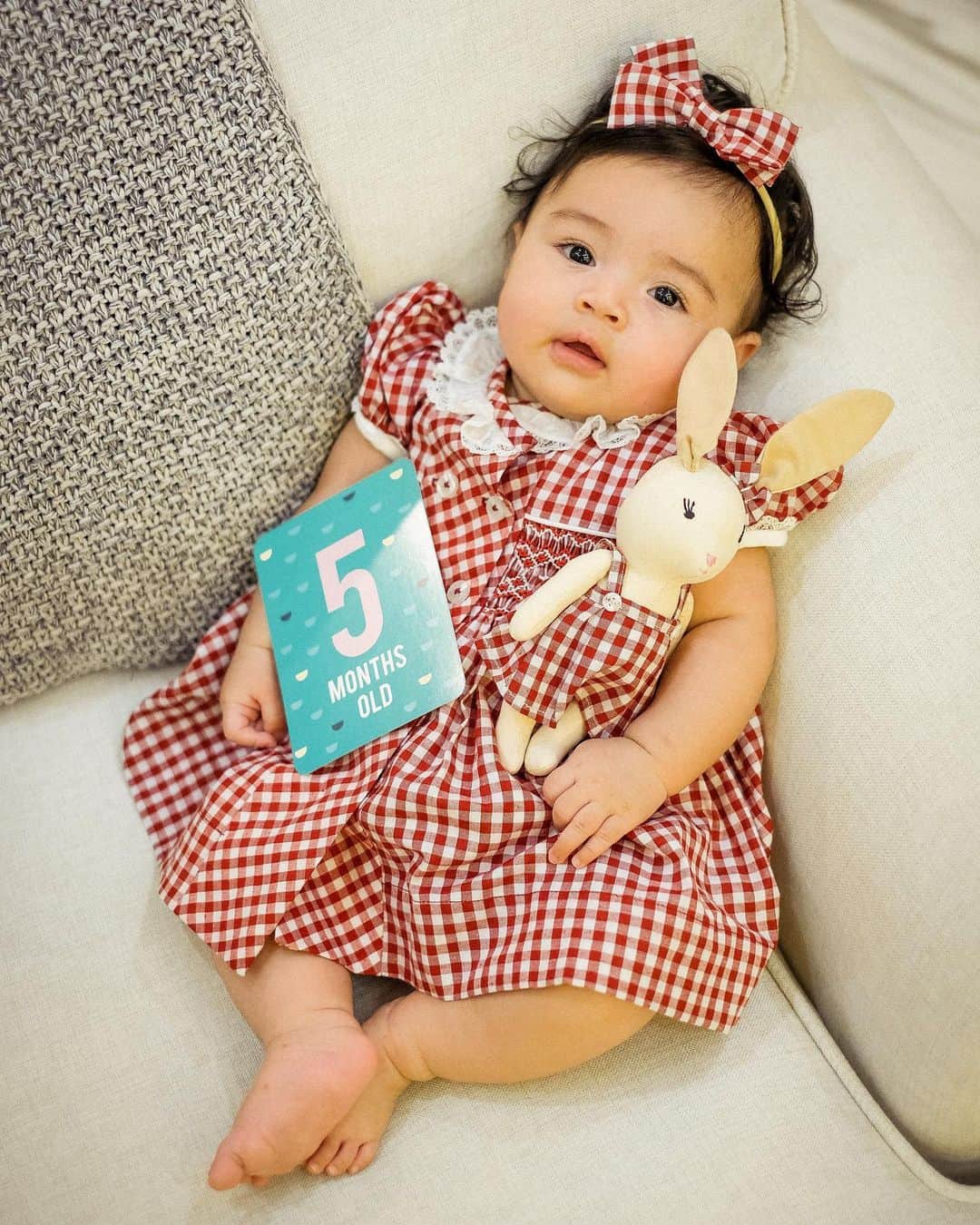 Rianti Cartwrightのインスタグラム：「Hello World, today I am five months old ❤️ #cararosekanayanainggolan」