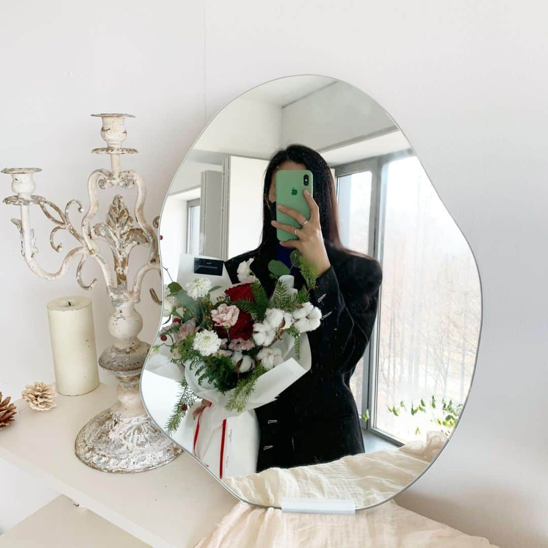 플로리스트 이주연 florist Lee Ju Yeonさんのインスタグラム写真 - (플로리스트 이주연 florist Lee Ju YeonInstagram)「. . Merry Christmas 🤍 . 订花 WeChat ID vaness_flower 페이팔 결제 가능  클래스상시모집 당일꽃주문가능 . #수업문의 #주문예약 #lesson #Order  Katalk ID vaness52 WeChat ID vaness_flower E-mail vanessflower@naver.com . 서초구 양재천로 123 5층 📞02-545-6813 . #vanessflower #florist #flowershop #handtied #flowerlesson #花束 #바네스플라워 #플로리스트 #꽃다발 #부케 #플로리스트학원 #플라워레슨 #양재동꽃집 #양재역꽃집 #꽃다발주문 #꽃수업 #꽃주문  #대관 #공간대여 #스튜디오대관 #자연광스튜디오 #자연광스튜디오대관 #스튜디오」12月25日 21時18分 - vanessflower