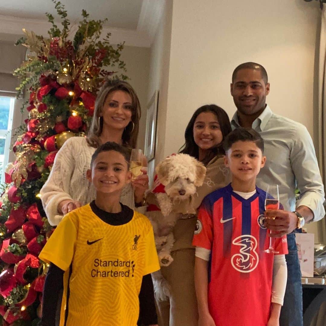 のインスタグラム：「Merry Christmas from us all..... Have a great day! #christmas #santa #family #love」