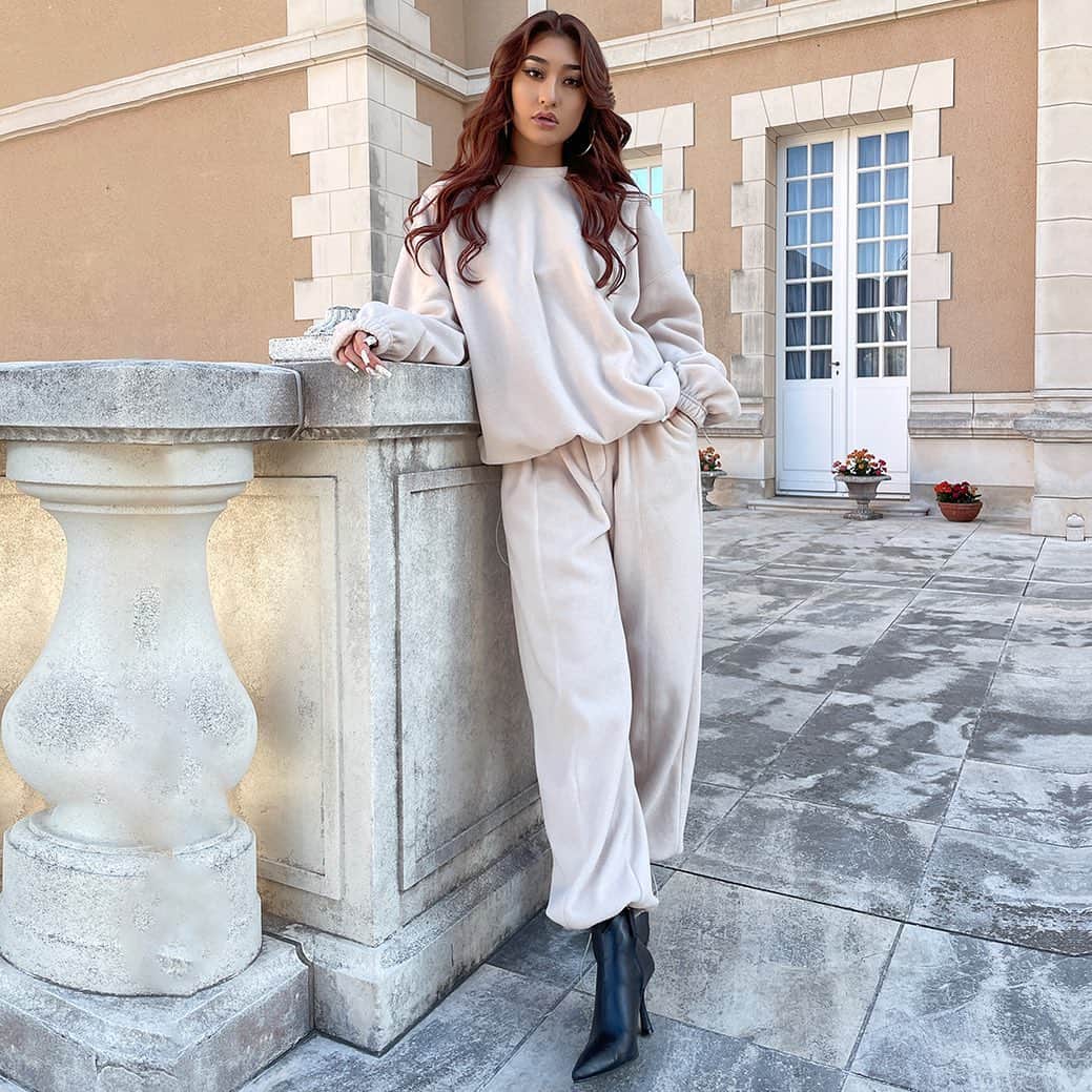 のインスタグラム：「𝐍𝐄𝐖 𝐒𝐄𝐓𝐔𝐏🎄﻿ ﻿ ﻿ 【3日間限定10%OFF✨】【~12/27(Sun)11:59end.】﻿ ﻿ 💕ボリュームフリースセットアップ﻿ ﻿ 送料無料は本日25日23:59まで㊙️🔥📦 大人気SETUPに新作が登場✨﻿ ﻿ 肌触りの良いフリース素材を使用したおうち時間にぴったりな🏠ITEM﻿ ﻿ ﻿ しっかりと肉感がありながら軽く、﻿ 一枚で防寒もできる暖かいフリース素材を使用。﻿ 裏起毛になっているので、肌触りも◎﻿ ﻿ 伸縮性があり、タウンユースはもちろん、﻿ ルームウェアとしても最適なアイテム。﻿ ﻿ 背中とポケットからちらっと見えるブランドネームがポイントです💕﻿ ﻿ #newarrivals#newin#new﻿ #setup#anelatokyo﻿ #セットアップ#フリース」