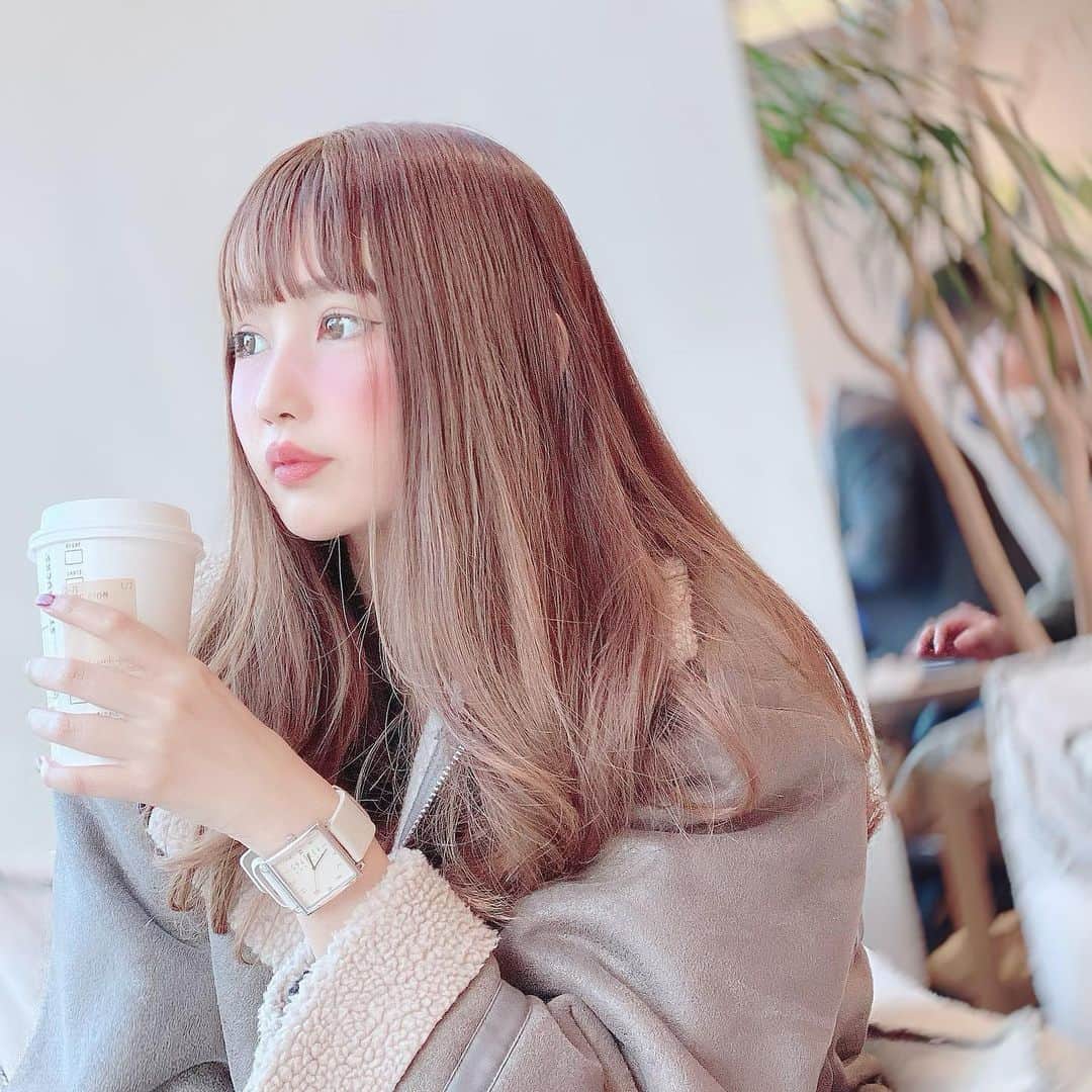 のインスタグラム：「. . 💕🎁🎄 MerryX'mas 🎄🎁💕 今夜は、自宅でチキンとピザを食べてまったり🍕🍗 サンタさんは24日に来るんだと娘が言い張るけど、25日じゃないの？🤔 昨日から首を長くして待っていたサンタさんは、さっき来てくれました🎅🏻🎁 ただいま娘はプレゼントに夢中💕💕 . . 写真は今日娘が撮ってくれたもの。 撮り方が上手でビックリ😳 まだ小学3年生だけど、映えな撮り方がわかってるw . . 2枚目はお気に入りの 腕時計 @nomonday_jp  NMシリーズ . . 冬は白いベルトの時計が好き。 四角い大きめなフェイスも可愛くてお気に入りです♥ . . 10％OFFになるクーポンコードあります。 ▷▶▷bibimki52 . . 是非ご利用下さい♥ . . #nomonday #ノーマンデー#手元倶楽部 #時計#腕時計くら部 #ママファッション#locali#ponte_fashion #お洒落さんと繋がりたい #時計好き#コーディネート探検隊 #時計好きな人と繋がりたい #ノーマンデー新作#置き画くら部 #ウォッチ#今日の手元#手元コーデ#手元くら部 #バングル#新作腕時計#30代ママコーデ #アラフォーママ #30代ファッション #真冬コーデ #冬アクセサリー #メリクリ#大人可愛いアクセサリー #ボアコートコーデ #emodaコーデ #エモダコーデ」