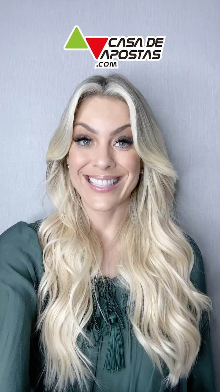 レナータ・ファンのインスタグラム：「Oi, pessoal! Estou passando para desejar um feliz natal 🎄 para todos vocês e, claro, deixar meus palpites na @casadeapostas_br! Estou indo muito bem, hein?!   Ah! Aproveitem: durante toda a sexta-feira (25) seu depósito na Casa de Apostas será dobrado até R$500! Presentão, hein?! 🎁❤️ Vem pra Casa! 🚀🏠  #casadeapostas #renatafan #campeonatobrasileiro #brasileirao #seriea」