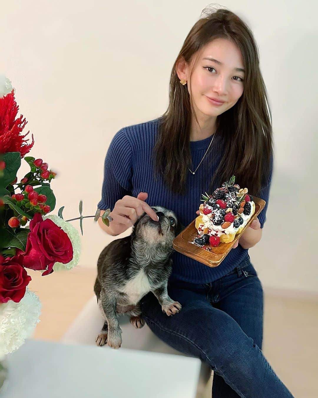 里海のインスタグラム：「メリークリスマス🎄🎄 乗っけるだけスタイルの 手抜きケーキ🍰😂  甘みゼロのクリームを乗せたので プーちゃんも一緒にクリスマスを楽しんでます🥰🥰  どんなクリスマスを楽しんでいますか🎄？？  私は観たかったドラえもんの映画を観るクリスマス🎄  #christmas #クリスマス　#クリスマスケーキ #1225 #パグ　#ペキニーズ　#pug #pekingese」