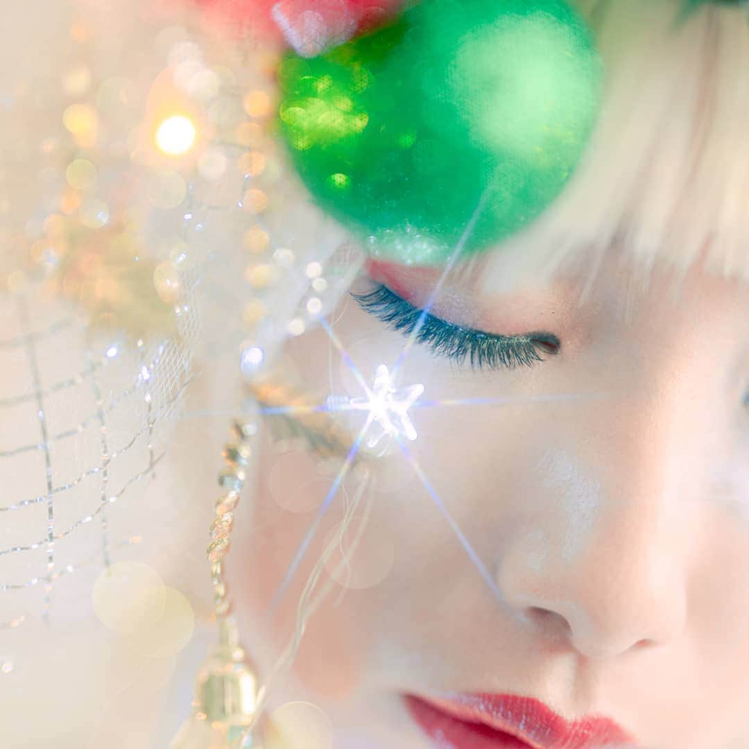 彦坂まなみさんのインスタグラム写真 - (彦坂まなみInstagram)「Merry Christmas 🎄🎅🎁✨ *  photo @kagawa_junpei  hairmake @miomio77.la_cachette  hairmake @shinobu.la_cachette  * * * * #クリスマスカード #クリスマス  #クリスマスアート #作品撮り #キラキラ #ギラギラ #ポートレート #beautyshoot #雪 #ホワイトクリスマス #christmas #merrychristmas  #20201224 #モデル募集中」12月25日 21時22分 - ma7am1