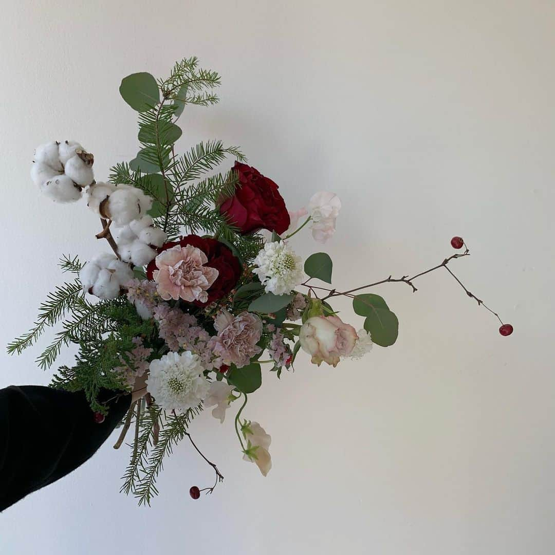 플로리스트 이주연 florist Lee Ju Yeonさんのインスタグラム写真 - (플로리스트 이주연 florist Lee Ju YeonInstagram)「. . 행복한 클스마수 되세요 🤍 . 订花 WeChat ID vaness_flower 페이팔 결제 가능  클래스상시모집 당일꽃주문가능 . #수업문의 #주문예약 #lesson #Order  Katalk ID vaness52 WeChat ID vaness_flower E-mail vanessflower@naver.com . 서초구 양재천로 123 5층 📞02-545-6813 . #vanessflower #florist #flowershop #handtied #flowerlesson #花束 #바네스플라워 #플로리스트 #꽃다발 #부케 #플로리스트학원 #플라워레슨 #양재동꽃집 #양재역꽃집 #꽃다발주문 #꽃수업 #꽃주문  #대관 #공간대여 #스튜디오대관 #자연광스튜디오 #자연광스튜디오대관 #스튜디오」12月25日 21時23分 - vanessflower