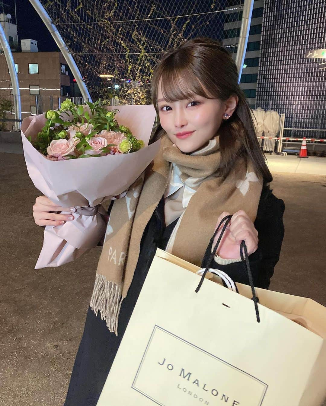 吉田恵美さんのインスタグラム写真 - (吉田恵美Instagram)「毎年お祝いしあえる友達がいるって幸せ🌹  素敵なディナーにプレゼントにお花にありがとう🥰  最近スマホケースを @casetify_jp さんのものに新しくしました！  カスタマイズでイニシャルを入れて、オリジナルを作れるのが嬉しい😆  そしてリップや前髪を直すときに便利です！  クリスマスはもう少しで終わっちゃうけど プレゼントにもおすすめです🎁  @CASETiFY   #CASETiFY #CASETiFYミラーケース #StateYourCase」12月25日 21時23分 - _yoshida_megumi