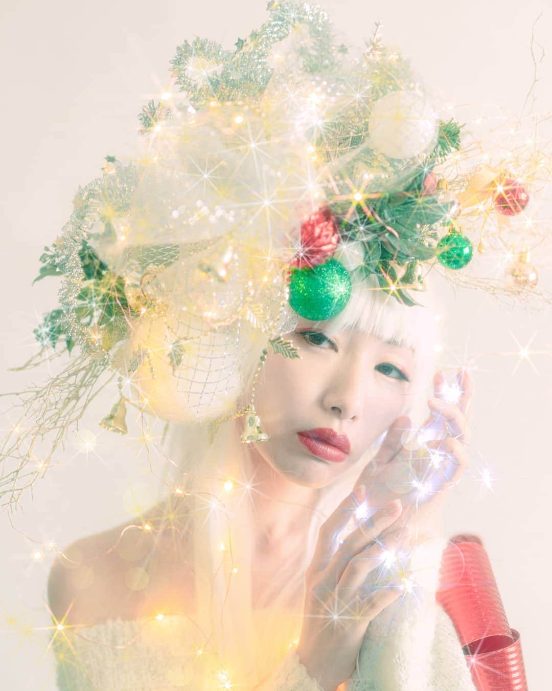 彦坂まなみさんのインスタグラム写真 - (彦坂まなみInstagram)「Merry Christmas 🎄🎅🎁✨ * お気に入りがたくさんありすぎて、、⛄ ２日間たくさんアップしました🙌 お付き合いありがとうございました～💕💕 さて、ナウシカ見ます🌿🌿🌿  photo @kagawa_junpei  hairmake @miomio77.la_cachette  hairmake @shinobu.la_cachette  * * * * #クリスマスカード #クリスマス  #クリスマスアート #作品撮り #キラキラ #ギラギラ #ポートレート #beautyshoot #雪 #ホワイトクリスマス #christmas #merrychristmas  #20201224 #モデル募集中」12月25日 21時24分 - ma7am1