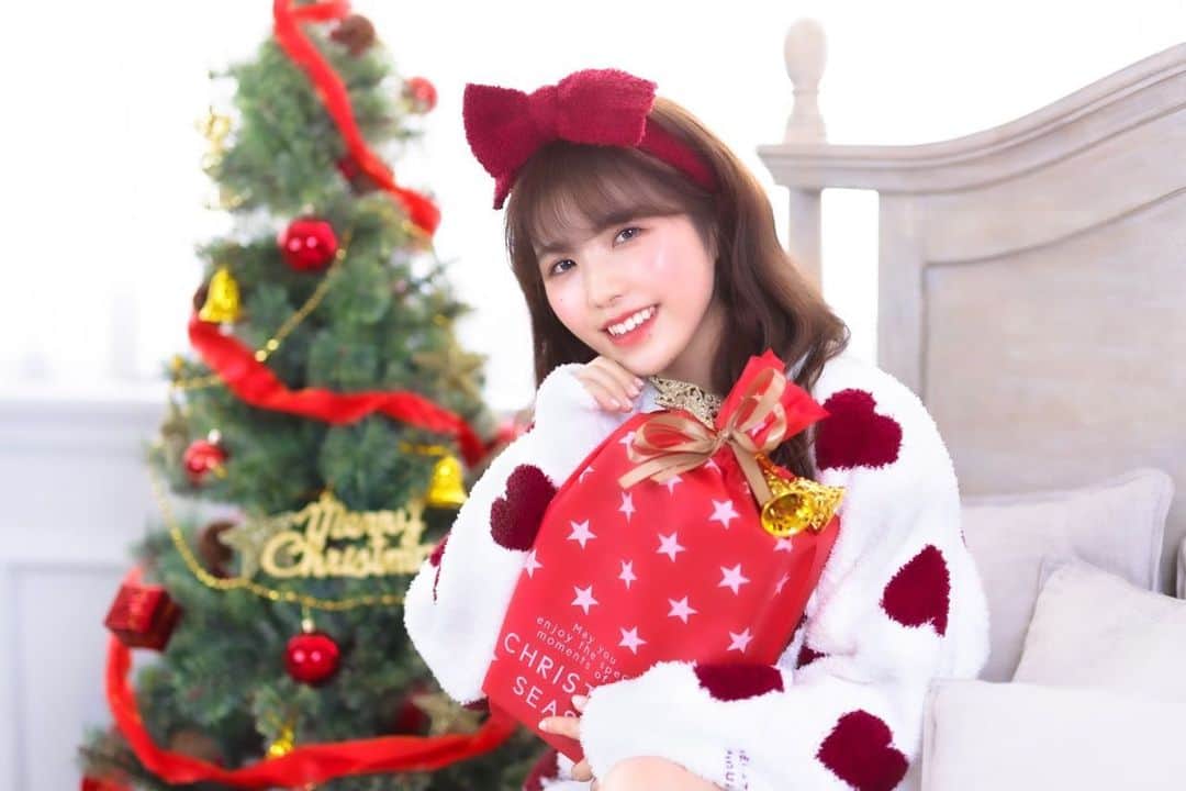 kasumiのインスタグラム：「Very Merry Christmas🎄🎁 先日のジェラピケ×クリスマスの撮影で可愛すぎるルームウェアを着ていたよ❤️  クリスマスの街並みって本当にキラキラしてて見てるだけでウキウキする🎅🏻  今年のクリスマスはお家で過ごす人が多いのかな？ たまにはまったりもいいよね😌 #クリスマス#christmas #ジェラピケ#ルームウェア#部屋着コーデ#ビジョビ」