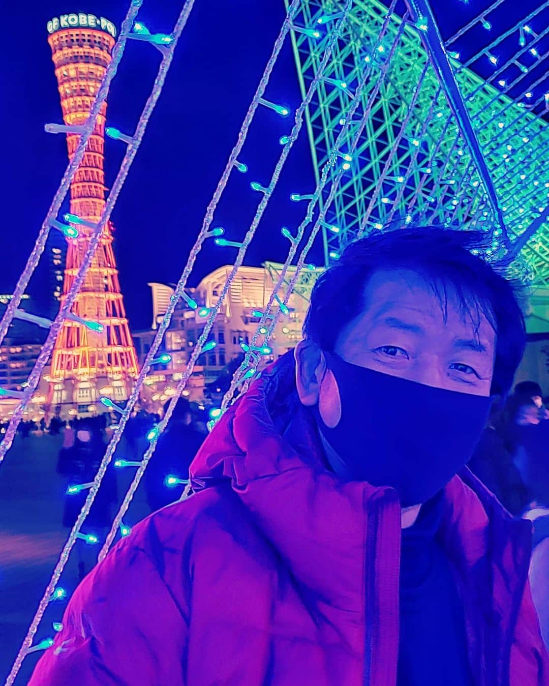 金本浩二のインスタグラム：「神戸メリケンパークでの ✨イルミネーション✨ The Blue Tubeの中より 「めっちゃ癒される😆」」