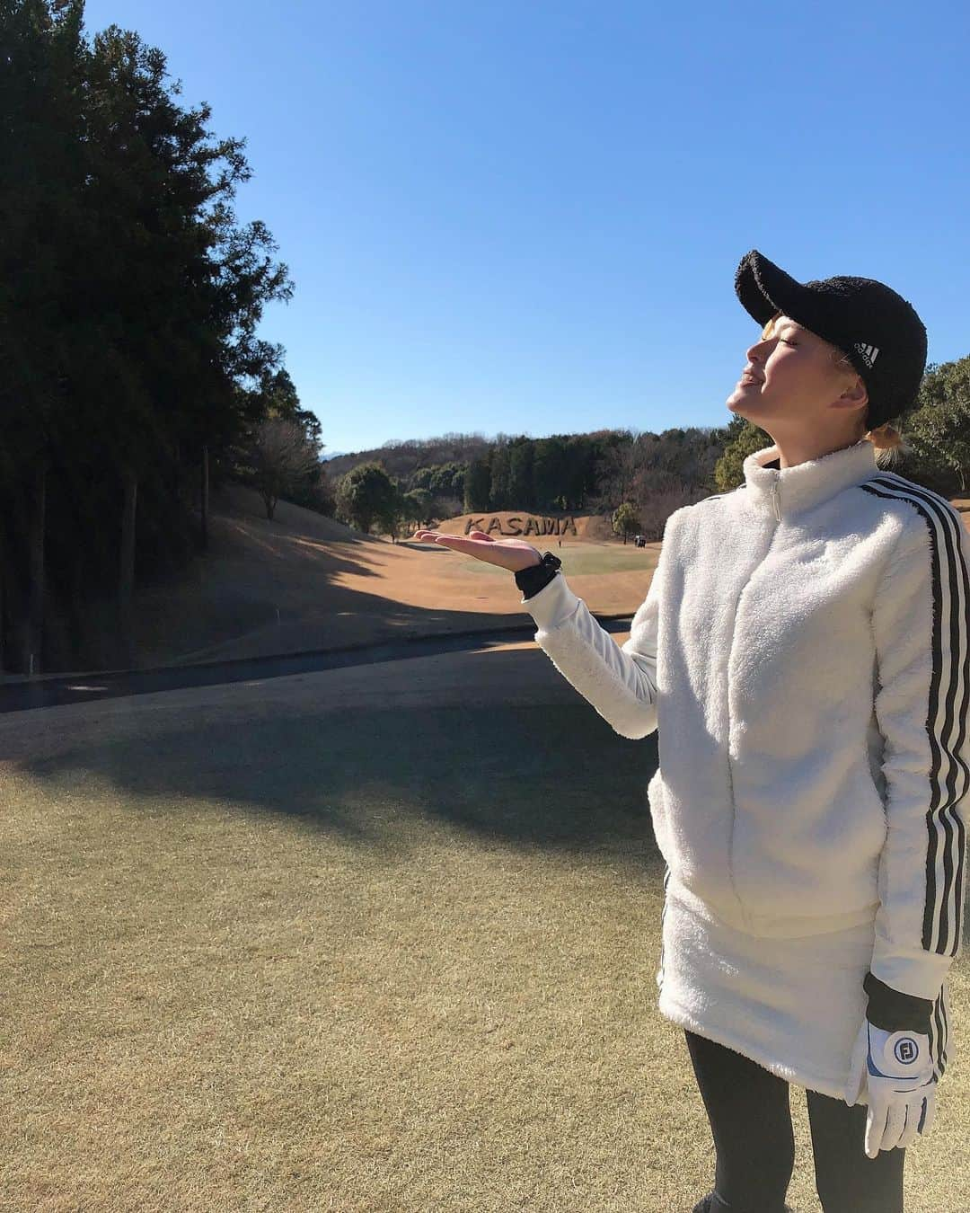 りおなさんのインスタグラム写真 - (りおなInstagram)「. ゴルフ記録⛳️笠間カントリークラブ ９回目のラウンド🏌🏽‍♀️ . . . つ、 つ、、 ついに、、、、、！ . . 100切り成功〜〜〜🎊🎊🎊 . . ９回目のラウンドで９９㊗️ ９９９💮ゾロ目💮 今年ラストラウンドで100切れて良かった😆💗 . . . でも内容的にはイマイチだったし 得意のドライバーも波があったから 課題は山積み📚笑 . . . 動画①ショートホール バンカーへさよなら👋🏽 バンカー多くて入りまくって バンカー得意になってきたよ笑 . 動画②ドライバー 右ドッグは大体ショートカットしちゃう🏌🏽‍♀️笑 . 動画③最終ホールドライバー いつも最後力入るからめちゃ力抜いて打った👶🏽210yくらい飛んでたからもうマン振りしないことに決めた。笑 . . 次のラウンドまで練習がんばろっと🙌🏽 . . . #ゴルフ #ゴルフ女子 #ゴルフウェア #ゴルフ初心者 #golf #ゴルフコーデ #ゴルフスイング #adidas #adidasgolf #골프　#selfie #エクステ #ピンクヘア #멋스타그램　#오오티디　#메이크업　#일상　#셀카　#좋아요　#카페투어　#照片 #每日穿搭 #模特  #キャディーさんいつも優しい人で嬉しい」12月25日 21時35分 - rionapzzz