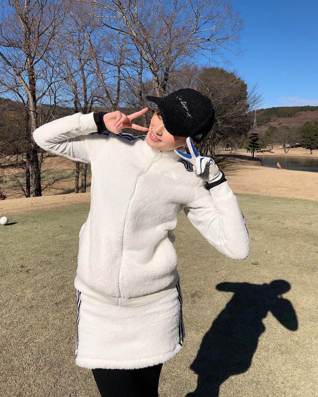 りおなさんのインスタグラム写真 - (りおなInstagram)「. ゴルフ記録⛳️笠間カントリークラブ ９回目のラウンド🏌🏽‍♀️ . . . つ、 つ、、 ついに、、、、、！ . . 100切り成功〜〜〜🎊🎊🎊 . . ９回目のラウンドで９９㊗️ ９９９💮ゾロ目💮 今年ラストラウンドで100切れて良かった😆💗 . . . でも内容的にはイマイチだったし 得意のドライバーも波があったから 課題は山積み📚笑 . . . 動画①ショートホール バンカーへさよなら👋🏽 バンカー多くて入りまくって バンカー得意になってきたよ笑 . 動画②ドライバー 右ドッグは大体ショートカットしちゃう🏌🏽‍♀️笑 . 動画③最終ホールドライバー いつも最後力入るからめちゃ力抜いて打った👶🏽210yくらい飛んでたからもうマン振りしないことに決めた。笑 . . 次のラウンドまで練習がんばろっと🙌🏽 . . . #ゴルフ #ゴルフ女子 #ゴルフウェア #ゴルフ初心者 #golf #ゴルフコーデ #ゴルフスイング #adidas #adidasgolf #골프　#selfie #エクステ #ピンクヘア #멋스타그램　#오오티디　#메이크업　#일상　#셀카　#좋아요　#카페투어　#照片 #每日穿搭 #模特  #キャディーさんいつも優しい人で嬉しい」12月25日 21時35分 - rionapzzz