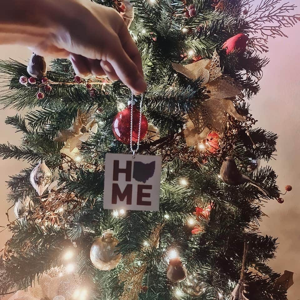 サム・ミルビーのインスタグラム：「Home is where the heart is. I dont update here often, but I wanted to wish whoever is reading this a happy and safe holiday season & Merry Christmas. 🎄」