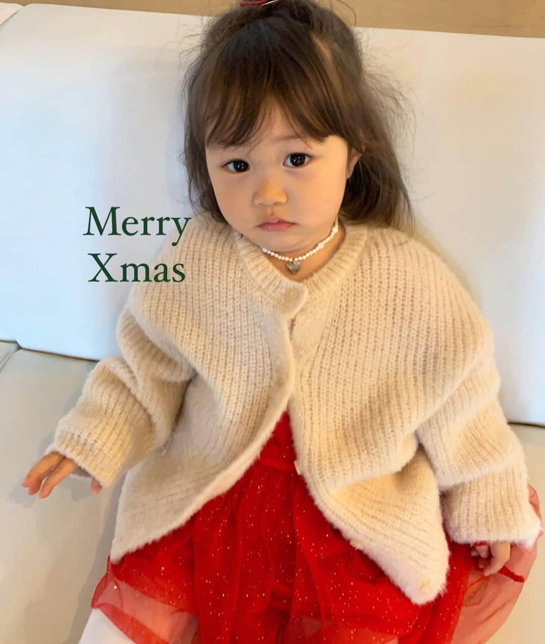 保木ちひろのインスタグラム：「🎄🧸🎁 クリスマスはおめかしして🎅🏻♡ 同じマンションの大好きなお友達と遊びました♡ 週1ペースで会ってて大好きが止まらずギューしてた😍💕 （パパ嫉妬するやつ👨🏻）笑 楽しいクリスマスだった〜🎄⭐️ . @yuuna0223 ちゃんが作ってるキッズ用のネックレス可愛すぎて♡ @themulberry.handmade  他のも欲しい💎🤍 #メリークリスマス」