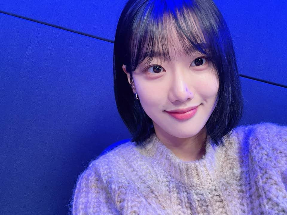 Aprilのインスタグラム：「[#나은] 파인에플 오늘 어벤걸스 잊지 않으셨죠⁉️ 크리스마스에도 행복한 집콕 생활❤️  나은이와 함께 해요✨  #APRIL #에이프릴 #이나은 #네이버NOW #어벤걸스」