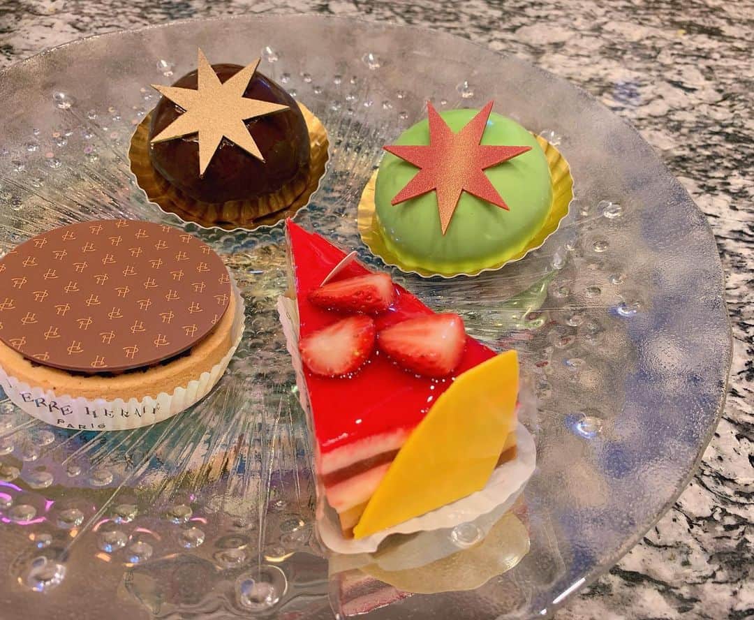 西園寺未彩のインスタグラム：「. . . 今年のクリスマスケーキは ノエル限定のパティスリー ビュッフェ形式だったよ♪ . お星様付きドーム型のフロコン キャレマンショコラが一番好き とろふわカリカリチョコ尽くし とっても美味しかった‪‪‪(´ ˘ `๑)♡‬ . . #クリスマスケーキ #Xmas #クリスマス #クリスマスイブ #ピエールエルメ #pierreherme #sweets #プティガトー #cake #スイーツ #ケーキ #ショコラ #chocolatelover #ilovechocolate #チョコレート大好き #天上の仙境 #クリスマスコレクション #ノエル #限定 #ピエールエルメパリ #星 #星のモチーフ #ピスタチオ #カラフル #期間限定 #期間限定スイーツ #季節限定スイーツ #xmasケーキ #メリークリスマス #merrychristmas」