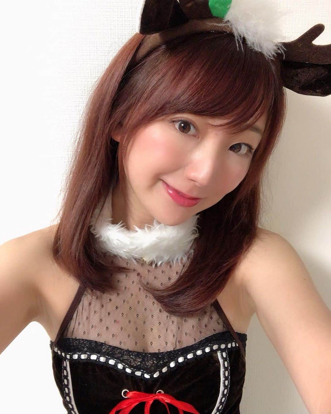 尻無浜冴美のインスタグラム：「💕🎁🎄 MerryX'mas 🎄🎁💕﻿ ﻿ サンタさんきましたか？🎅🏻﻿ #17live 配信で着たトナカイコスプレ🦌💖﻿ 仕事でお世話になってる方から貰った動画がホッコリしたよ🥰﻿(3枚目) ステキなクリスマスの夜をお過ごし下さい♪✨✨﻿ ﻿ #missvivianajapan  #クリスマス ﻿ #コスプレ ﻿ #xmas ﻿ #christmas ﻿ #体調不良 なので﻿ #クリぼっち 🤣🤣🤣( ºωº )ﾁｰﾝ」