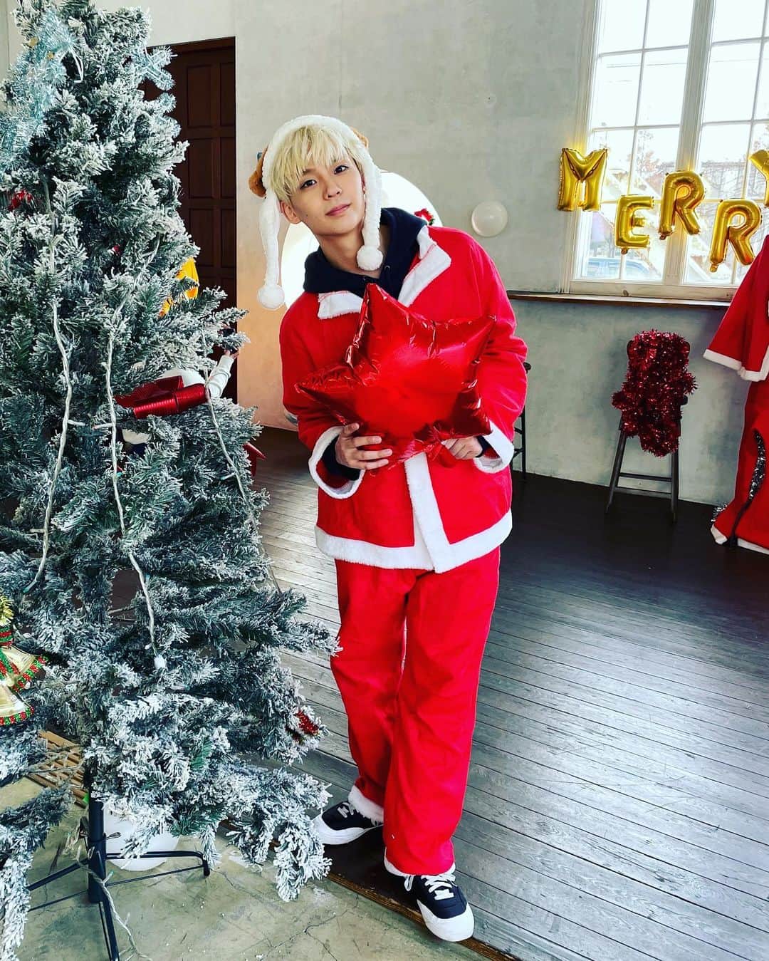 沢村玲/REIのインスタグラム：「メリークリスマス🎅  レイサンタです！🎁  ケーキ美味しくつくれますけど、レイサンタ需要あります？🤔  #ワンエン #ONOXmasLive #レイサンタ🎅 #オンラインライブアーカイブよろしく！」