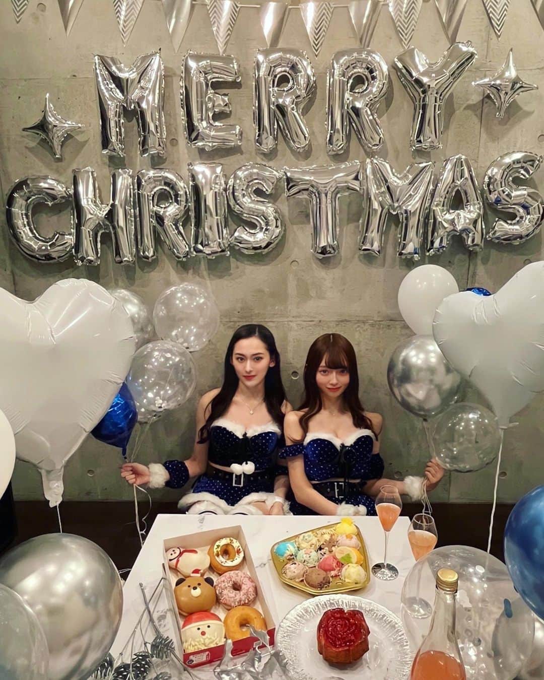Chiharuのインスタグラム：「❤︎ メリクリ🥰 . みおぴのお家でクリパした🎅🎅 楽しかった🥺 ❤︎ #クリスマス　#クリスマスパーティー#クリパ　#女子会　#女子会パーティー　#サンタコス #サンタ　#コスプレ　#ホムパ　#女子部屋 #女子会コーデ #christmas  #santaclaus #christmasparty #santa #japan #tokyo #homeparty #party #photography #photooftheday #girlsparty」